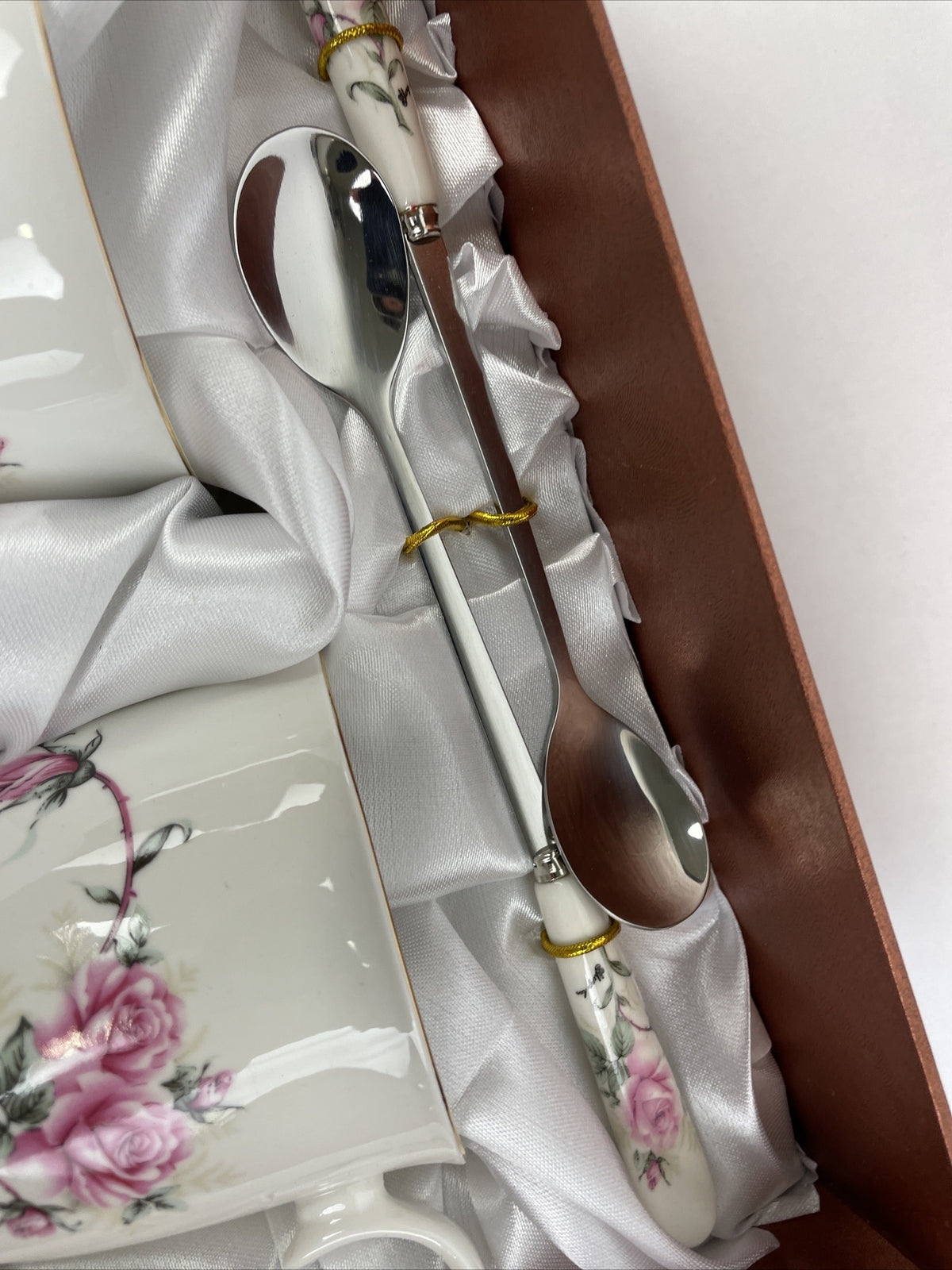 Koco Trading Co. BC Mugs White w Gold Accents Pink Roses 4 Piece Set w Spoons