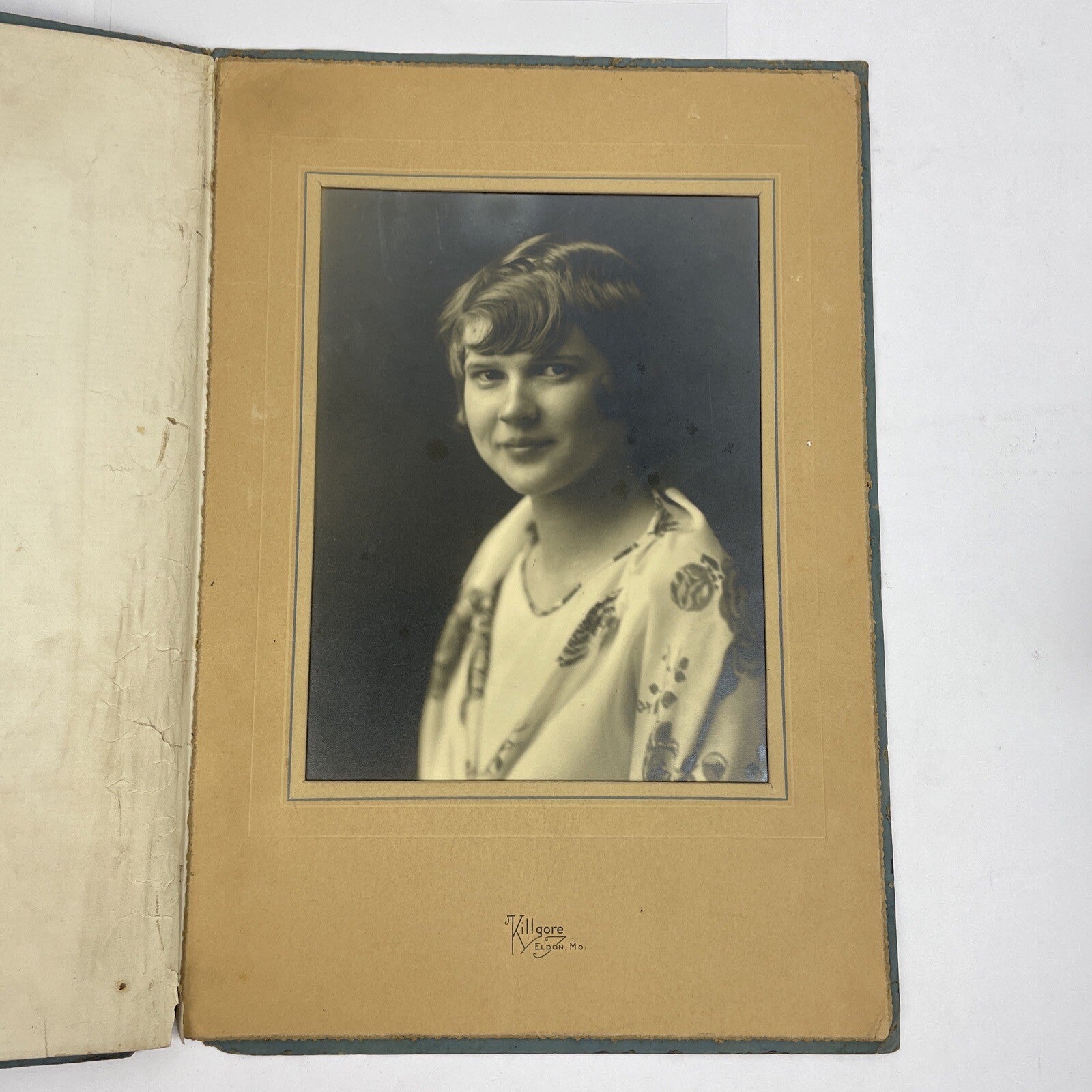 Antique Photo Pretty Young Girl Posing  1920s Period Clothing Kilgore Portraits