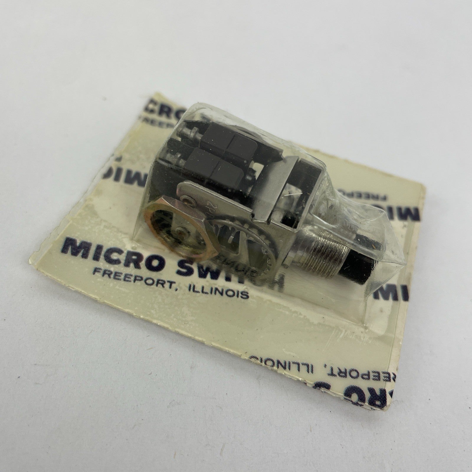 Micro Switch 2PB11 Momentary Pushbutton Switch 5 Amp 250 VDC NOS Sealed Package