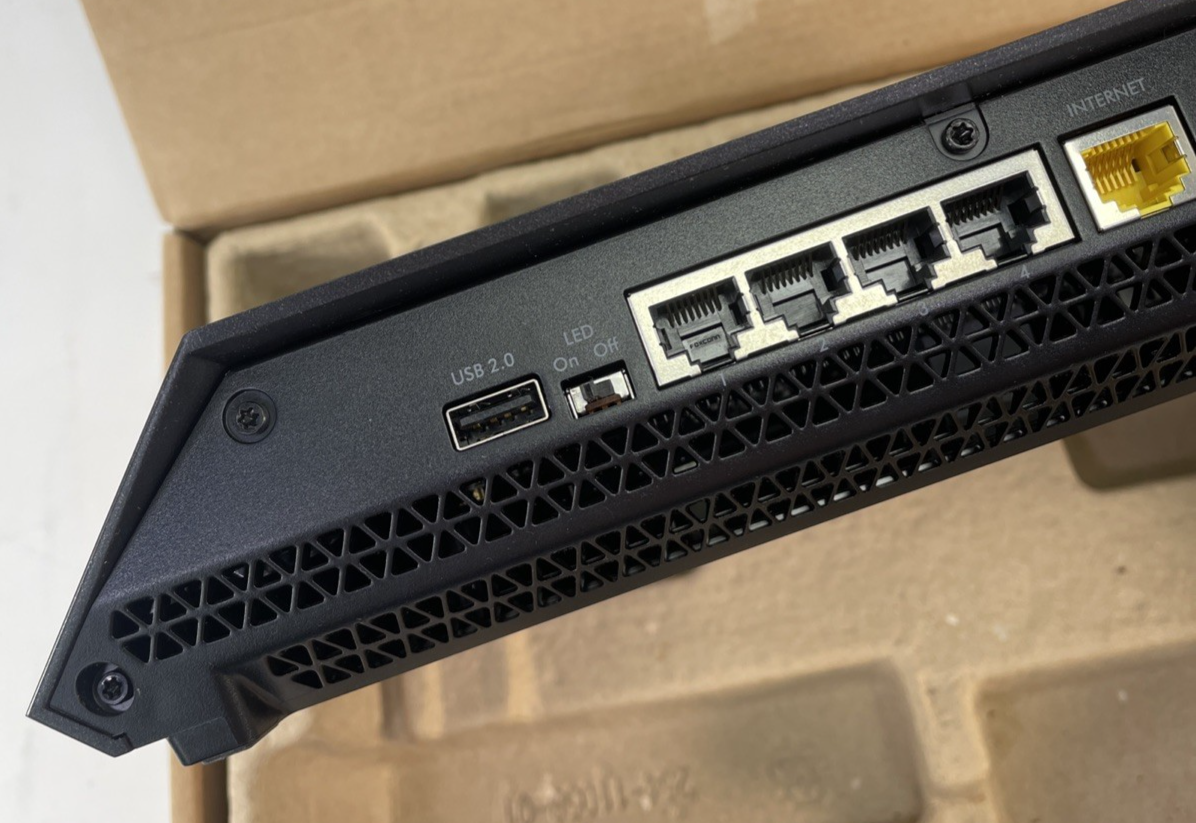 NETGEAR R8000 Nighthawk X6 AC3200 Tri-Band Wi-Fi Router Model #R8000 No PS