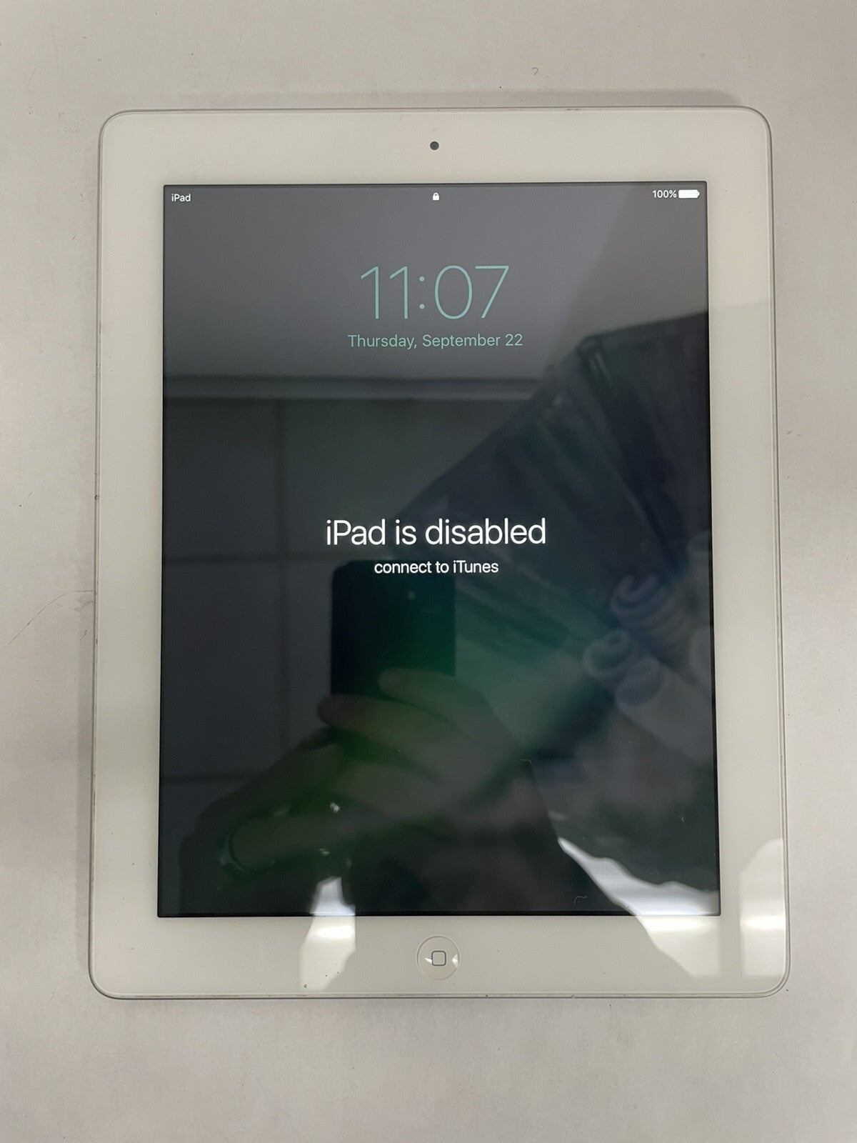 Apple iPad A1458 16GB  Wi-Fi  9.7" White (MD510LL/A) LOCKED
