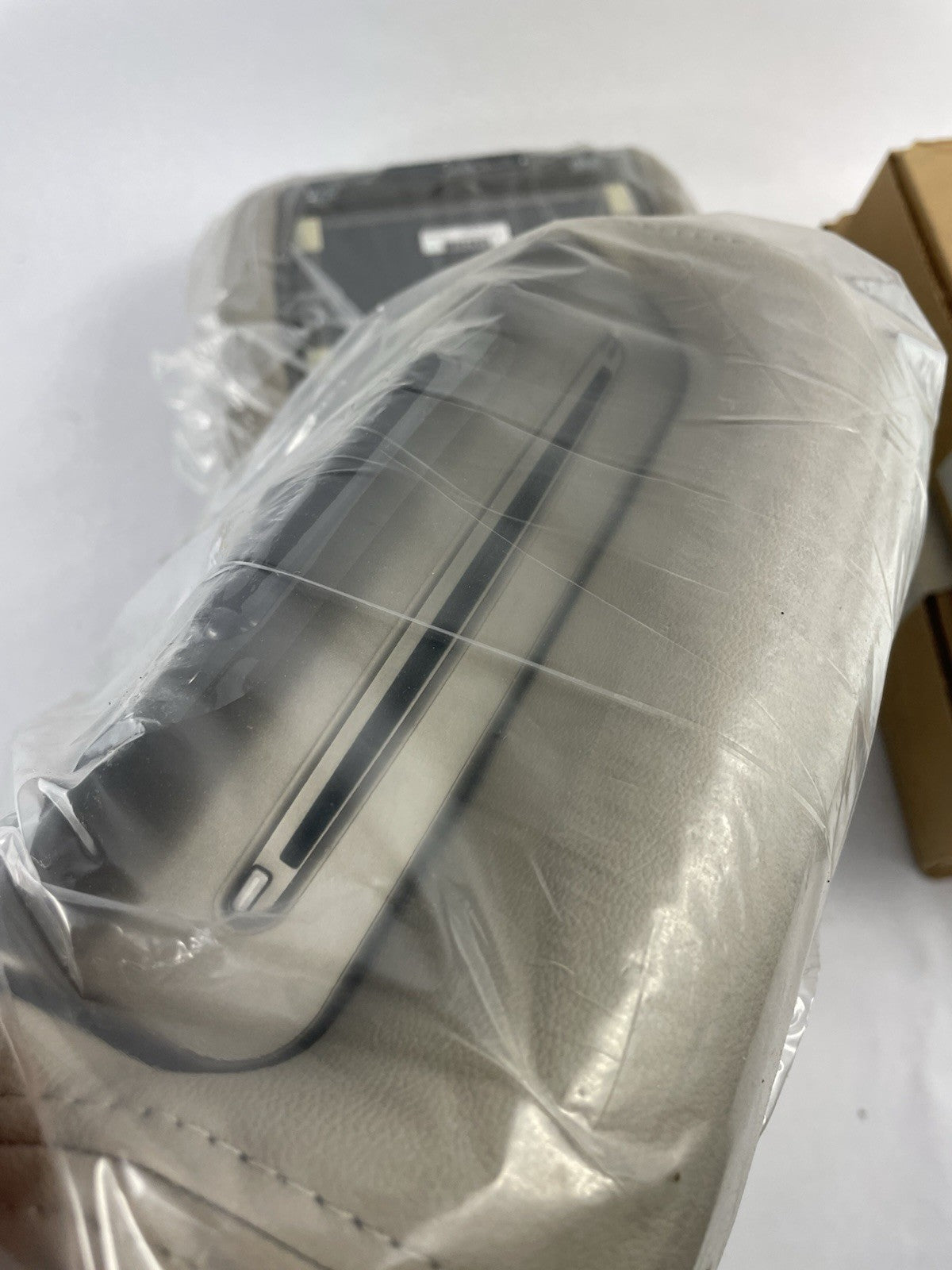 2010 Lincoln Navigator Headrest DVD Monitor Set Tan Beige Leather