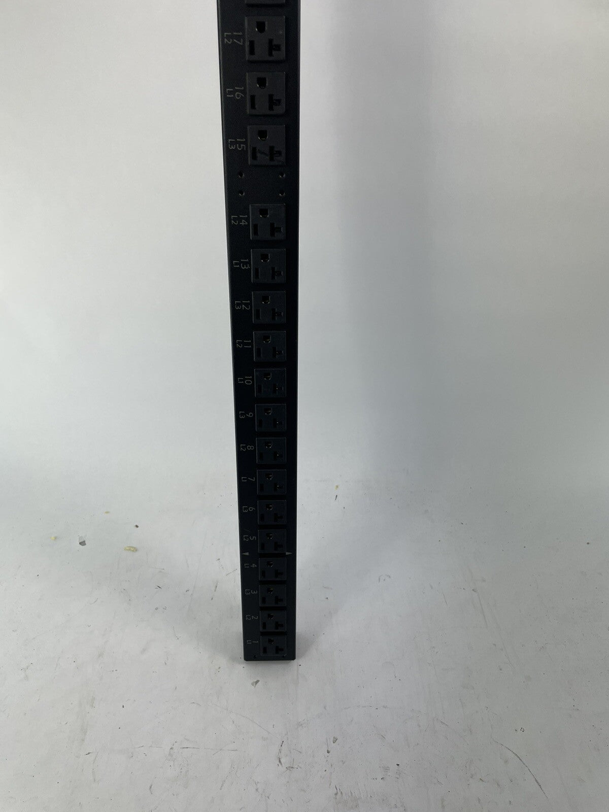 APC AP7862 METERED PDU, 208V NEMA L21-20P Input, (42) Power Distribution Strip