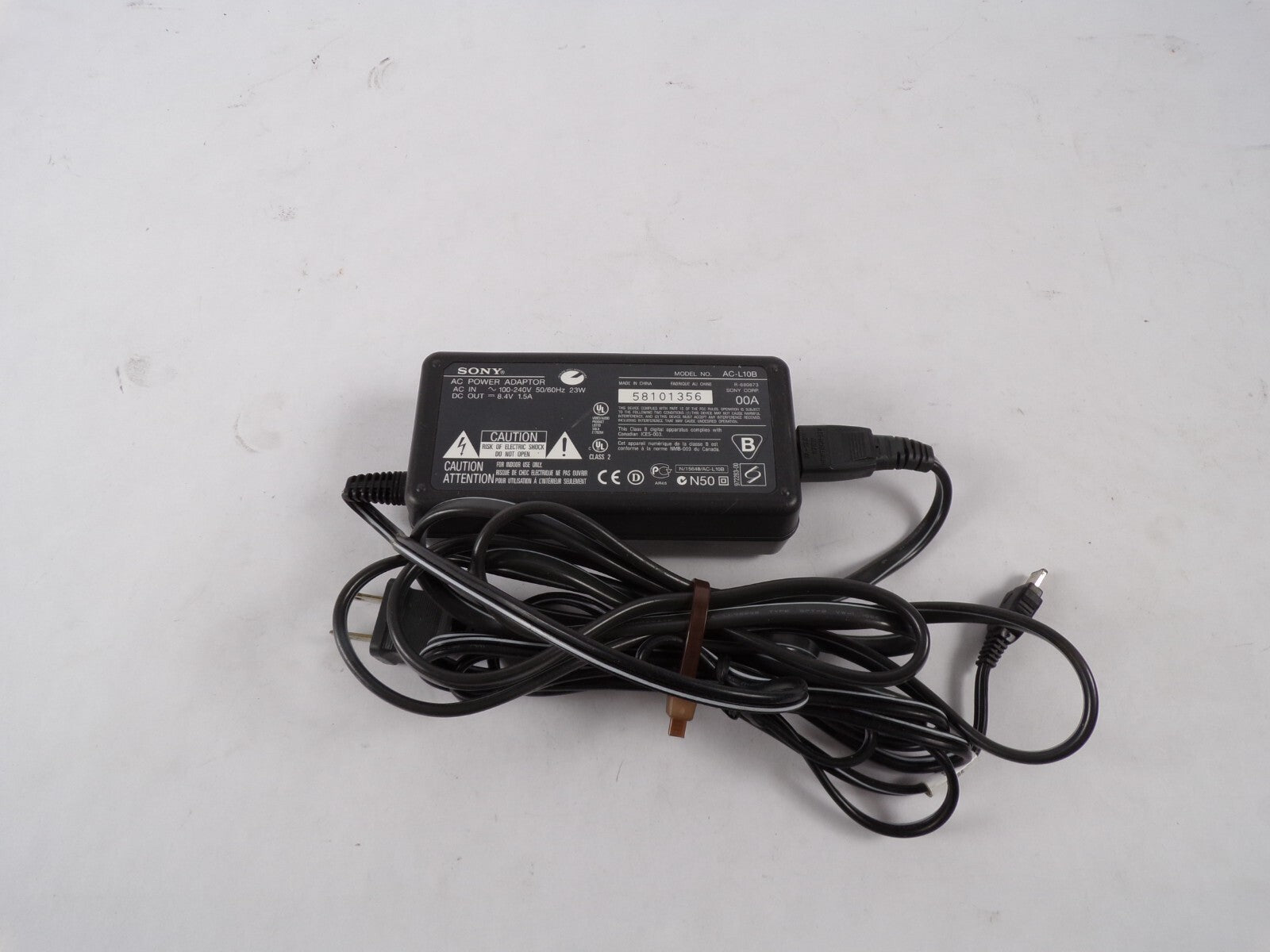 Geniue Sony AC-L10B Class 2 Output 8.4 V 1.5 A Power Supply Adapter A85