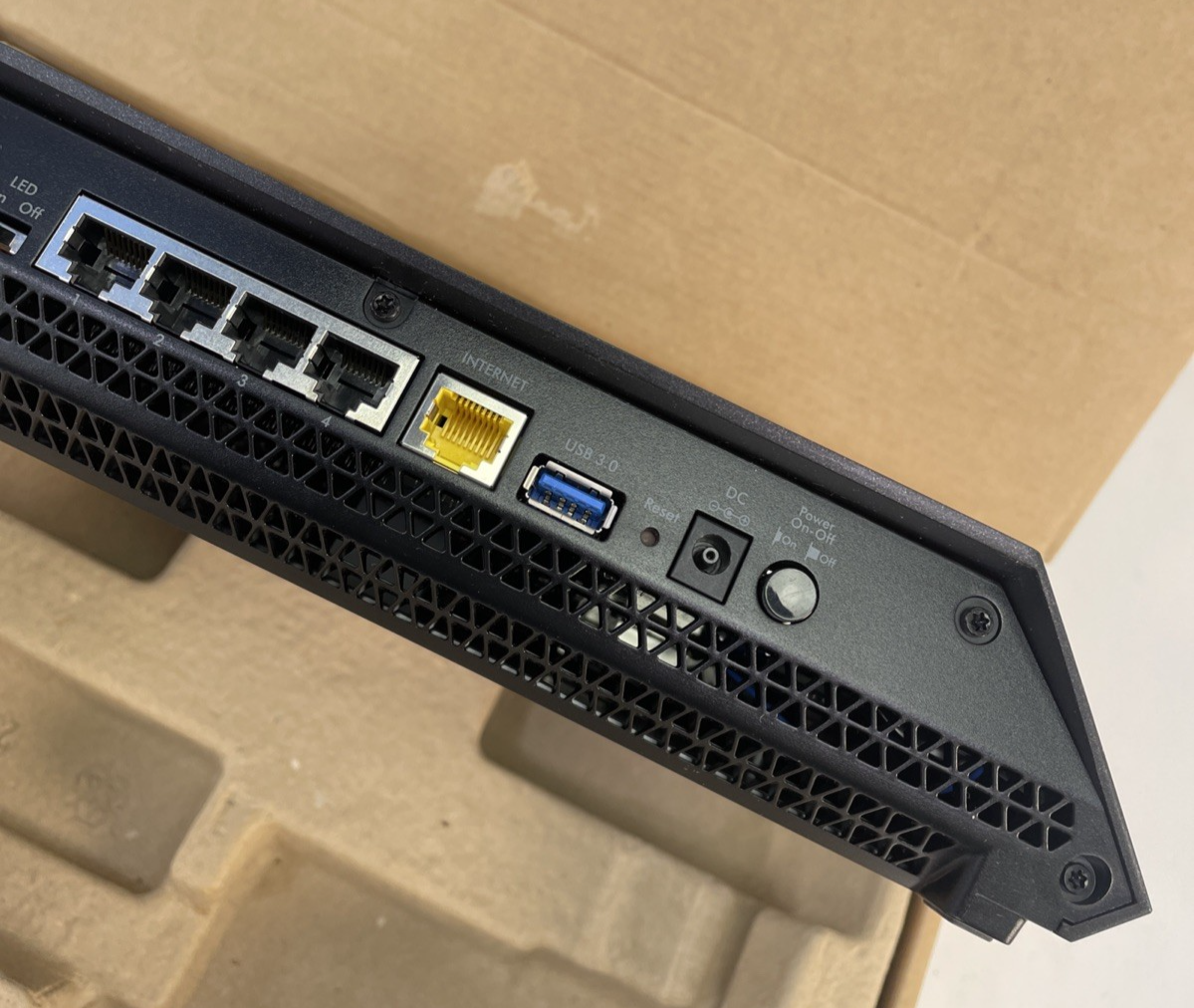 NETGEAR R8000 Nighthawk X6 AC3200 Tri-Band Wi-Fi Router Model #R8000 No PS
