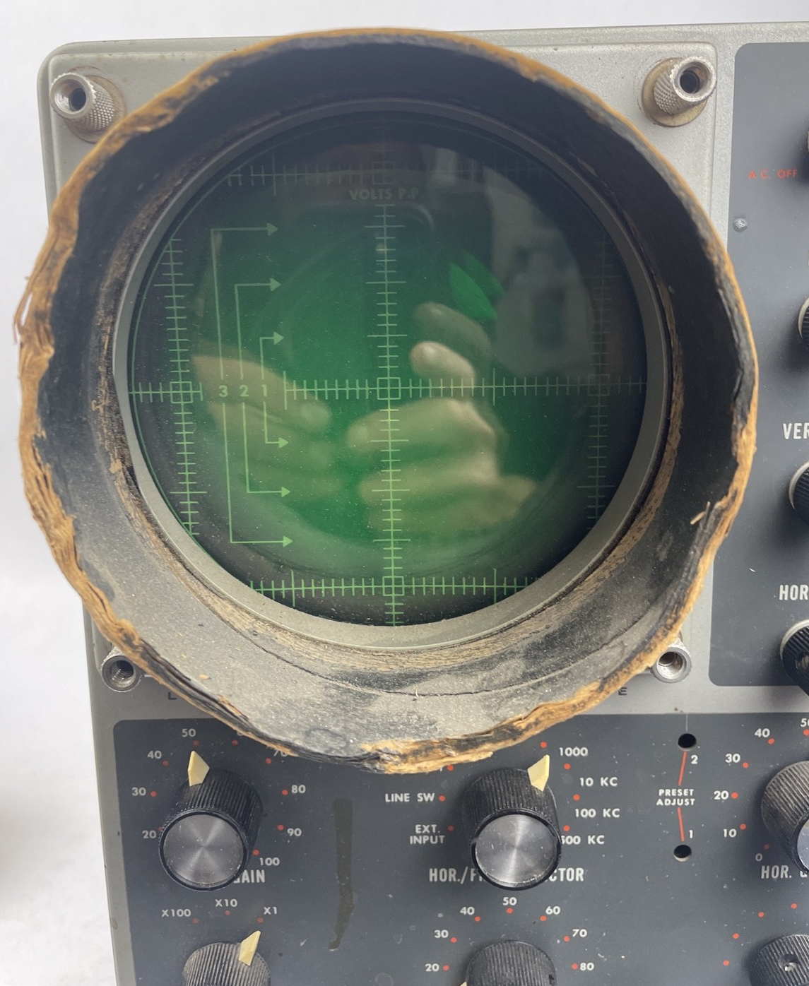Vintage Heathkit Laboratory Oscilloscope Model 10-12 Vacuum Tube Powers On LOOK