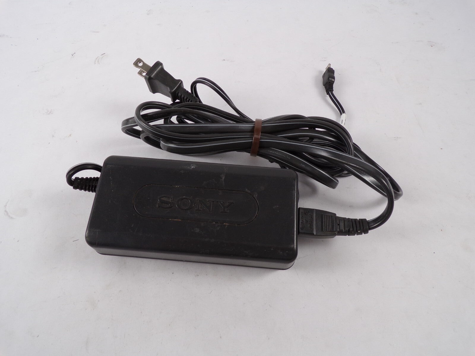 Geniue Sony AC-L10B Class 2 Output 8.4 V 1.5 A Power Supply Adapter A85