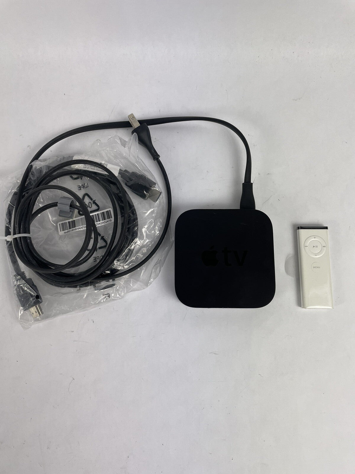 Apple TV (3rd Generation) A1469 with Genuine Apple Remote A1156 