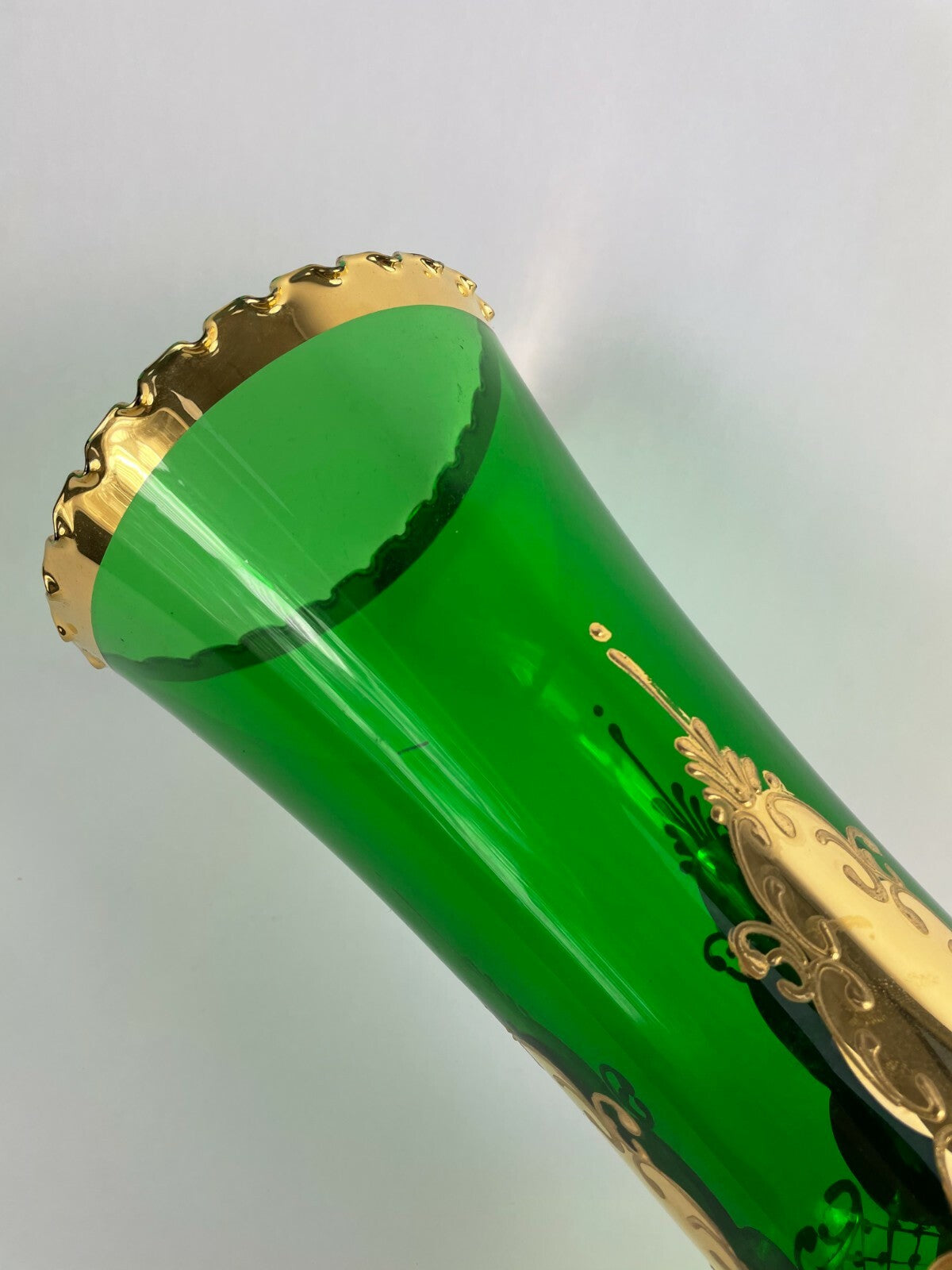 Beautifully designed decorative glass home décor display piece.