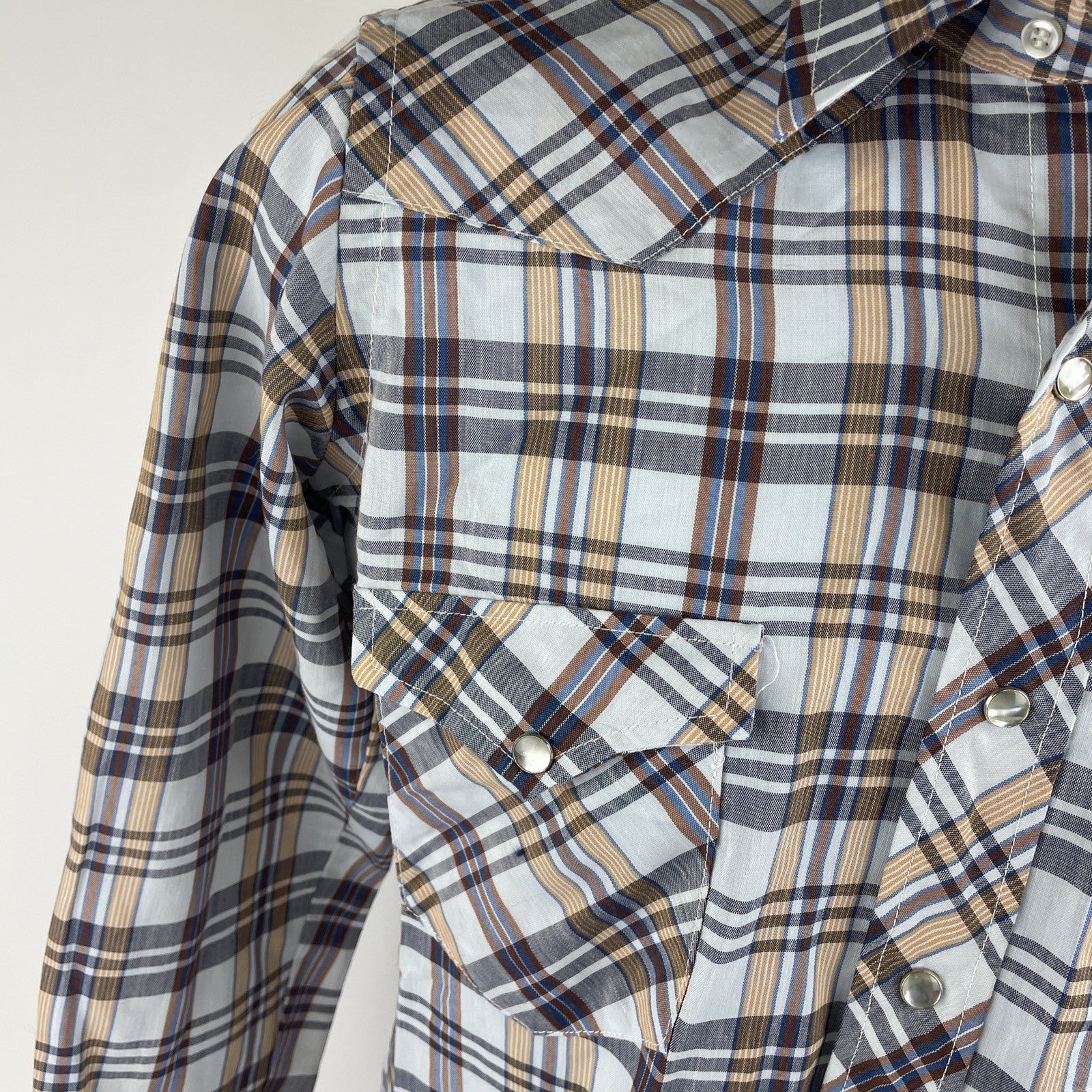 Vintage Wrangler Shirt Mens Plaid Long Tails Pearl Snap Western Rodeo 32-14 USA
