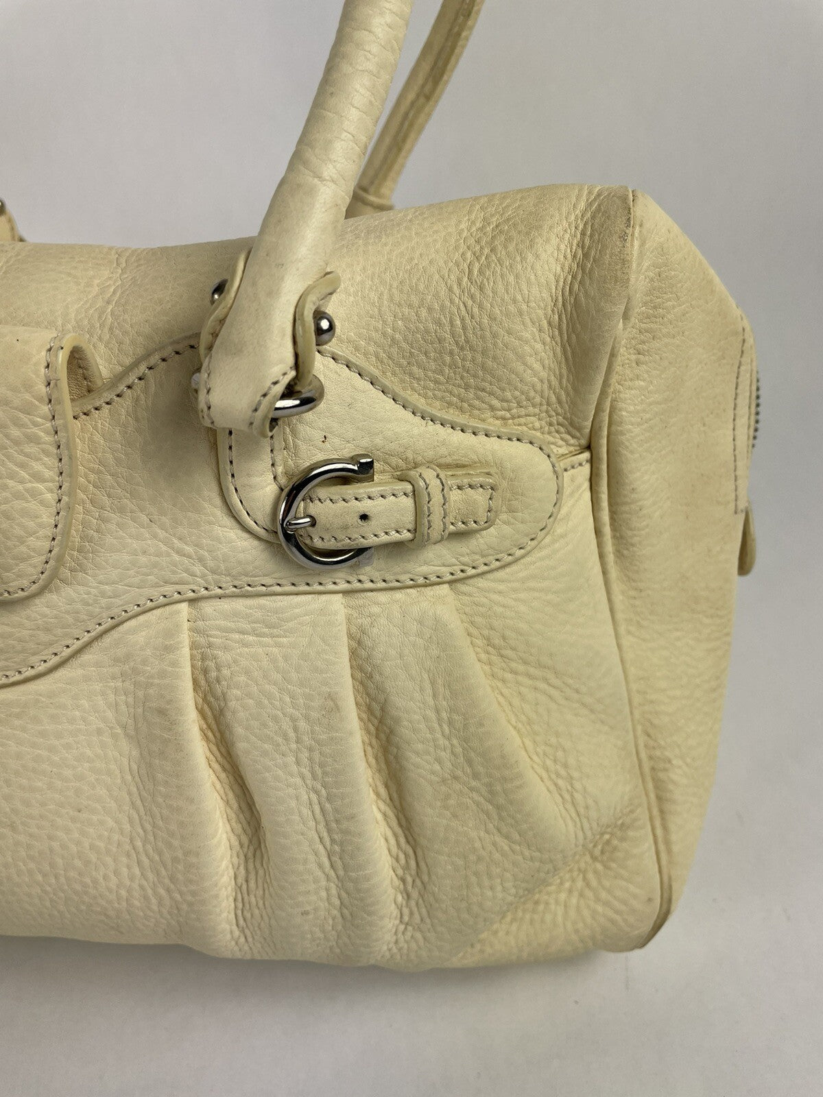 Authentic Salvatore Ferragamo DY-21 6880 Gancini Handbag leather