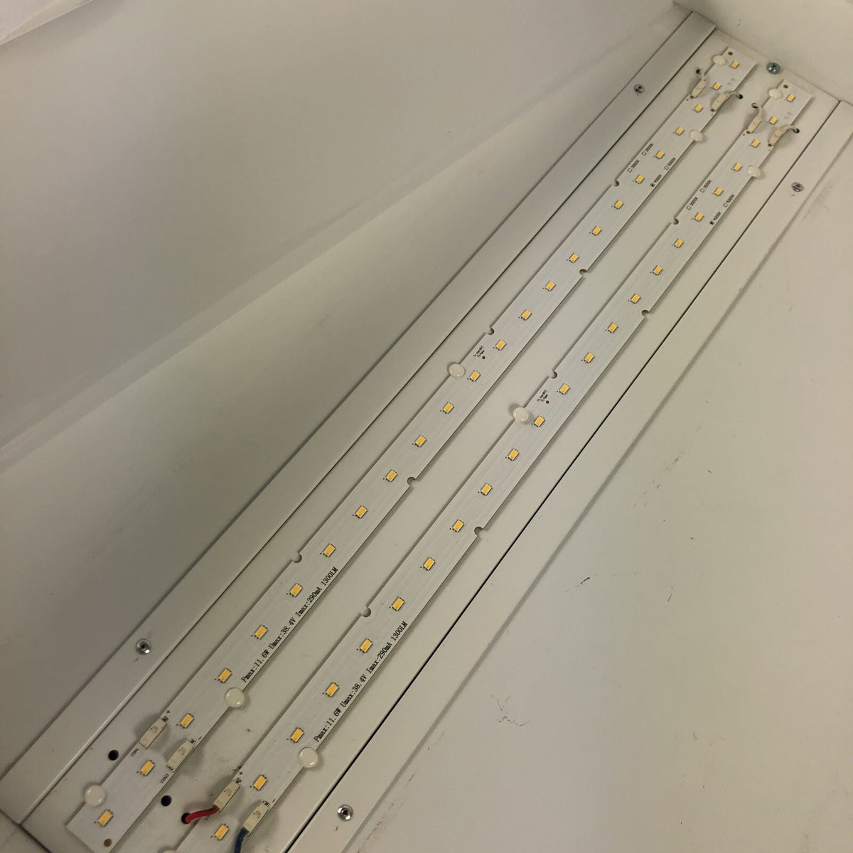 ILP LED Volumetric Troffer VOL22-24WLED-UNIV-40 - LOOK