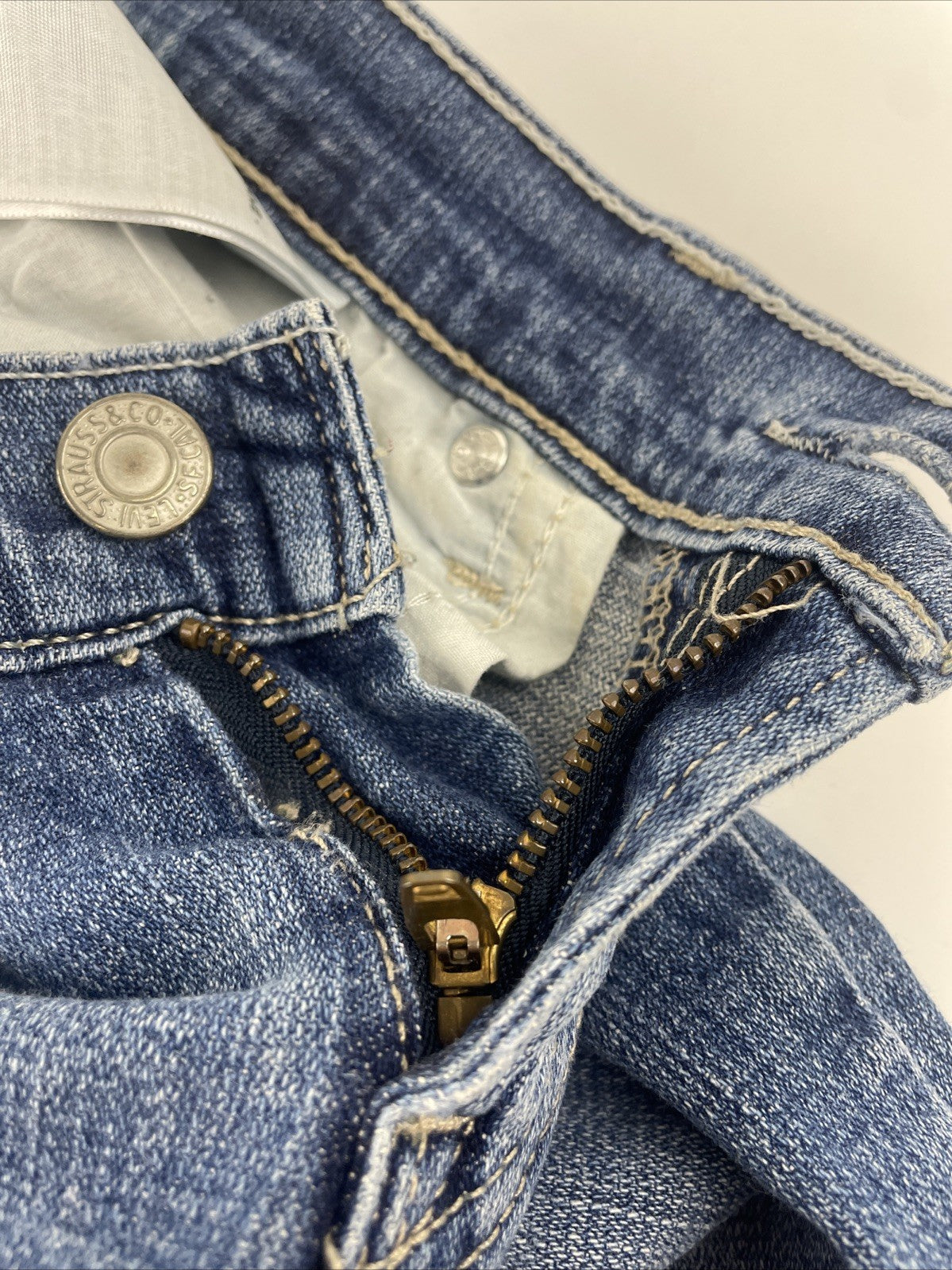Levis 524 Too Superlow Jeans Women's Size 0M Light Wash Stretch - Worn Tattered