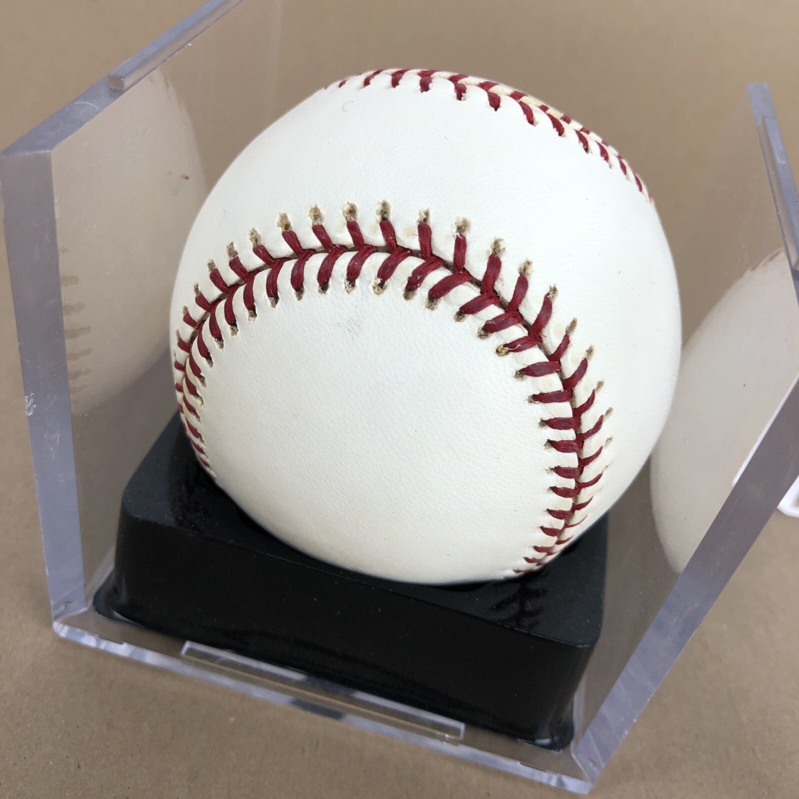 Brian Jordan #33 Los Angeles Dodgers signed Official Rawlings MLB baseball with clear display cube