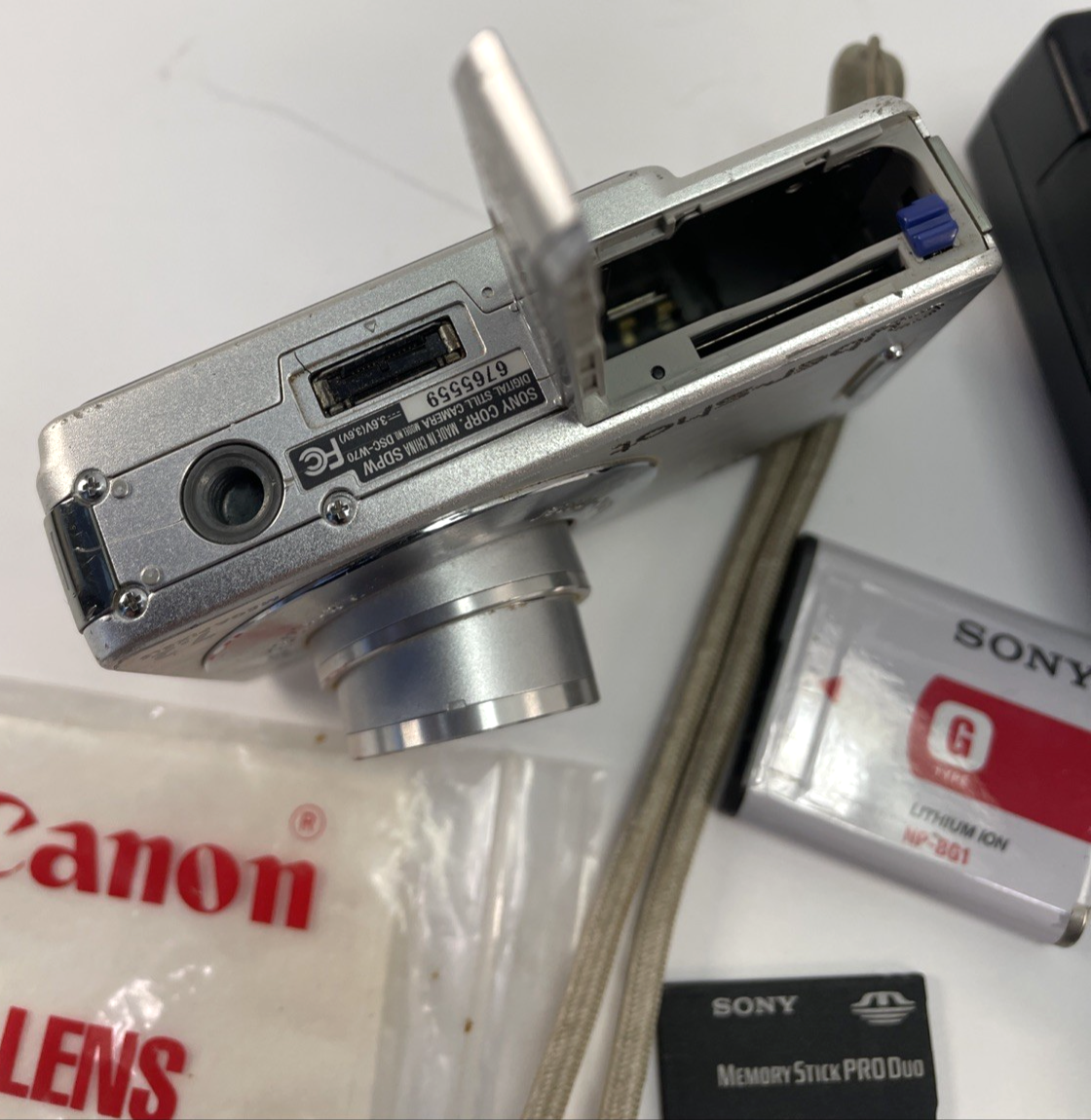 Sony Cyber-shot DSC-W70 Digital Camera 7.2MP  - Turns On — For Parts or Repair