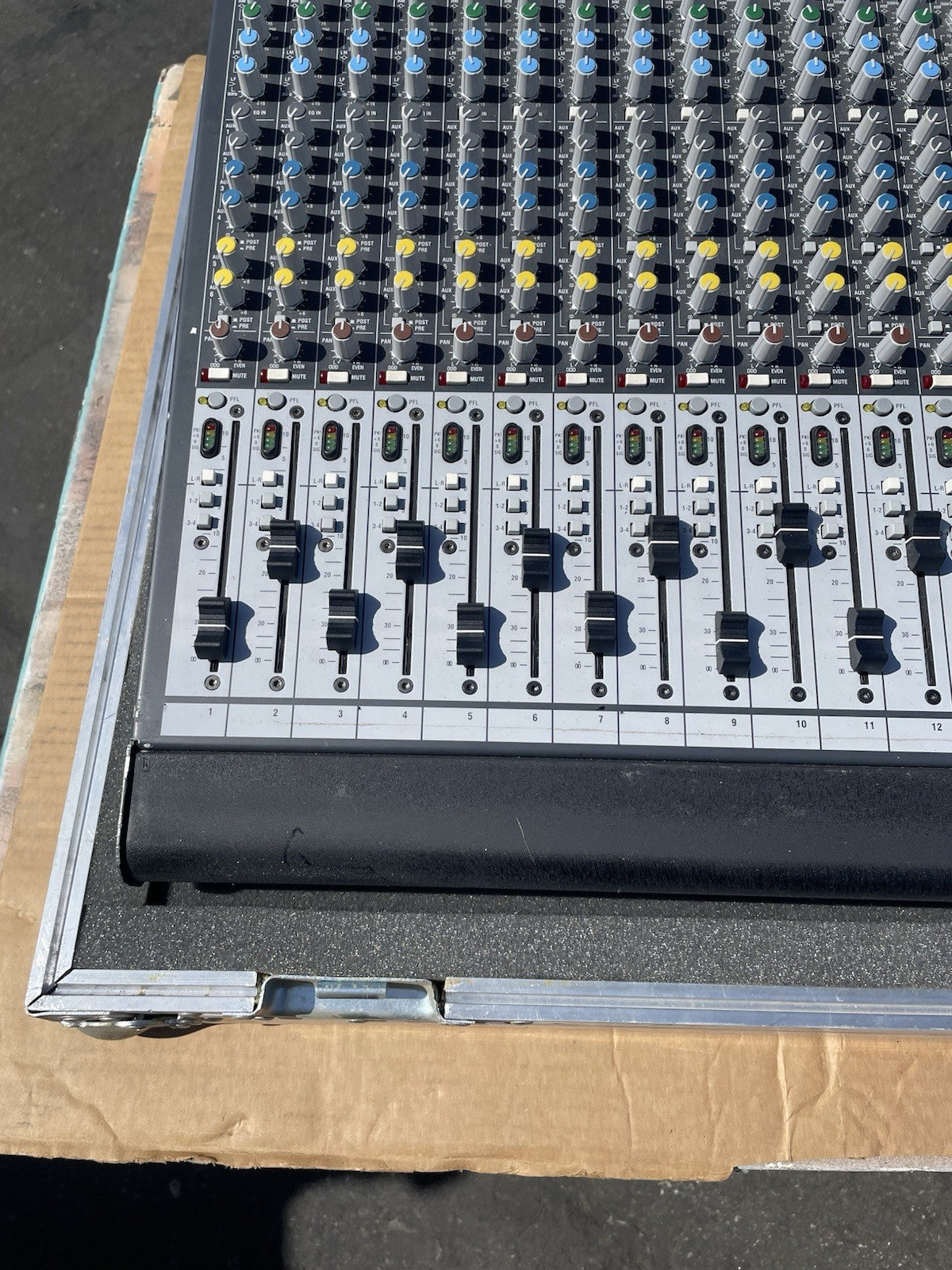 ALLEN & HEATH GL2400-32 Professional Dual Function Audio Mixer In Road case