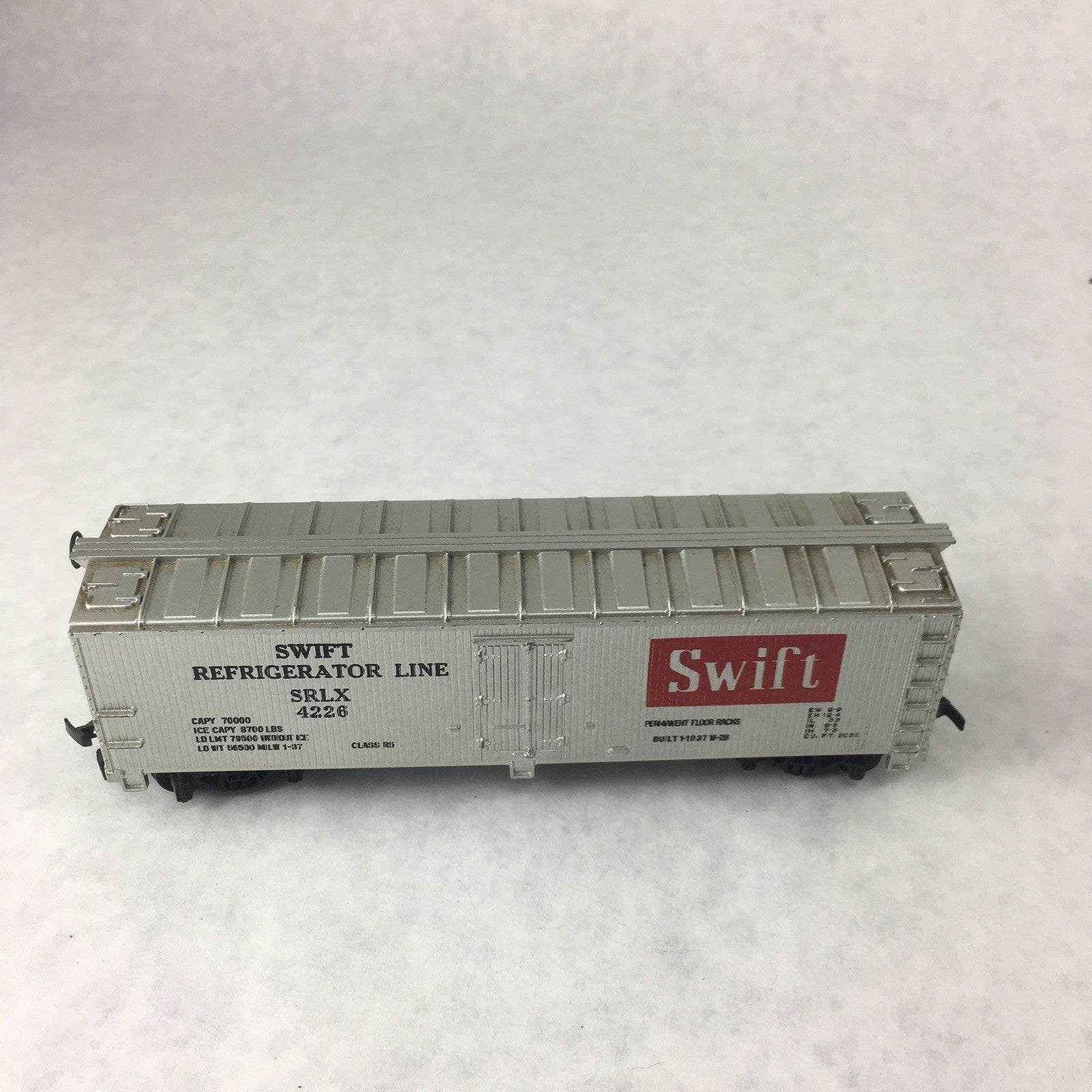 HO SCALE 40' SWIFT PLUG DOOR REEFER #4226 CUSTOM DETAILED 0B