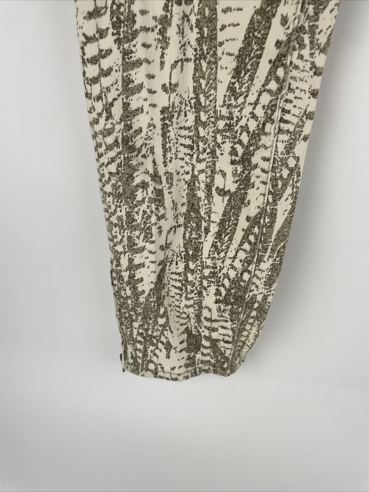 Free People Jeans Women's Size 28 Tapered Leg Low Rise White w Print Denim NWOT