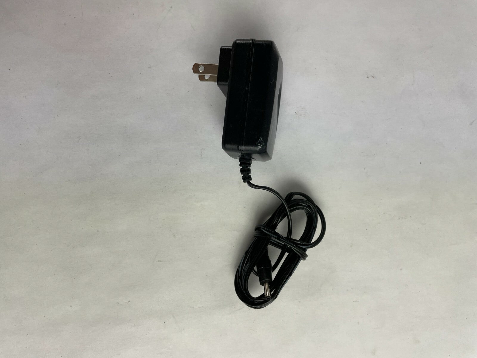 Genuine Kuanten Adapter SSA101F050200US Output 5 V 2 A Power Supply Adapter A82