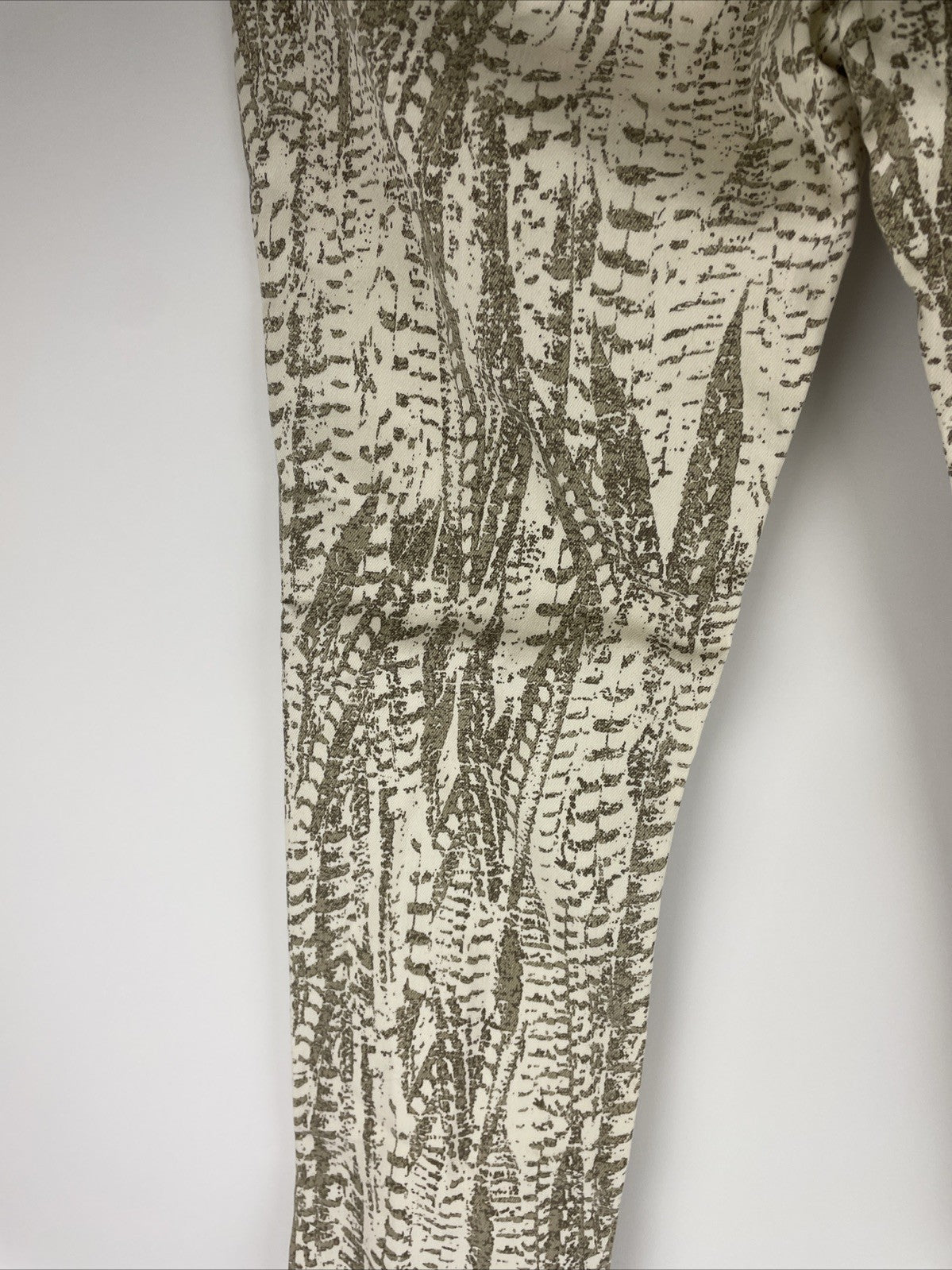 Free People Jeans Women's Size 28 Tapered Leg Low Rise White w Print Denim NWOT