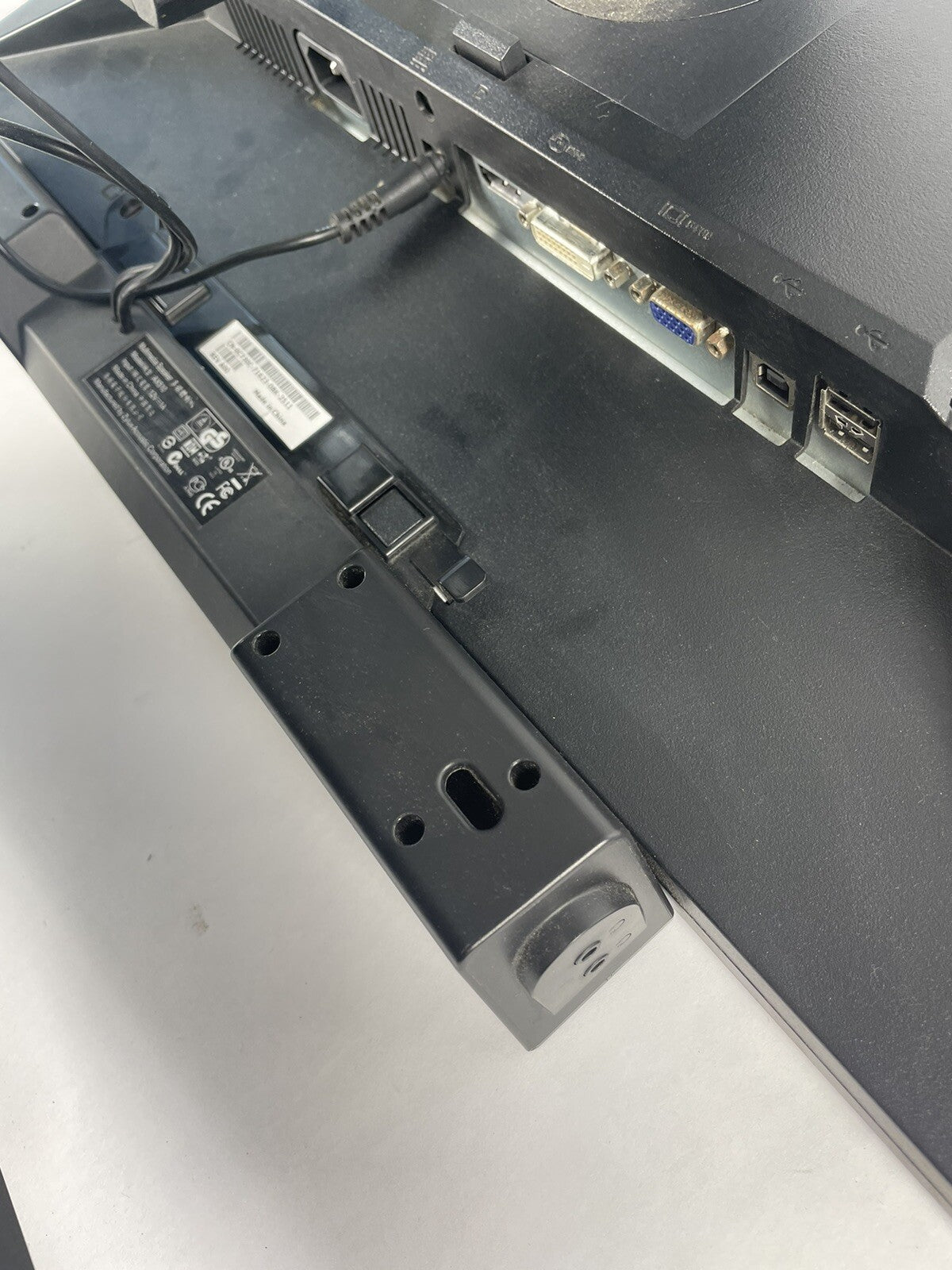 Dell P2210T 22" WideScreen 1680 x1050 LCD Flat Panel Monitor + AX510 Speaker Bar
