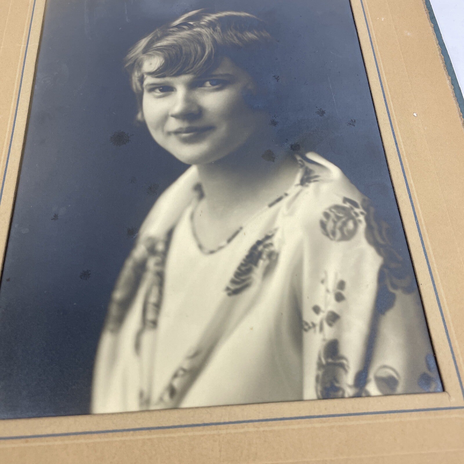 Antique Photo Pretty Young Girl Posing  1920s Period Clothing Kilgore Portraits