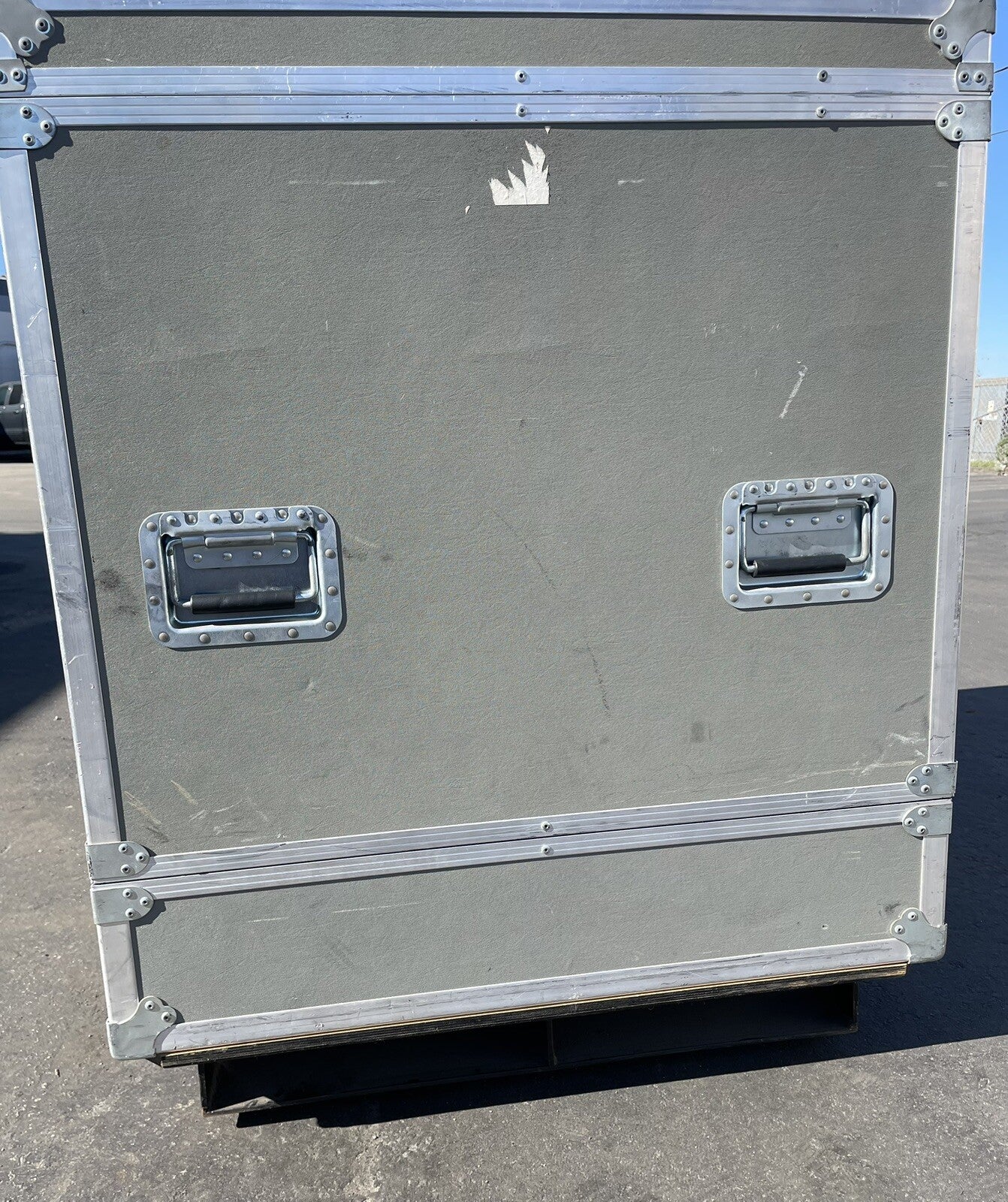 Digital Projection iS15-SK  DLP digital cinema projector NO lenses w/ roadcase