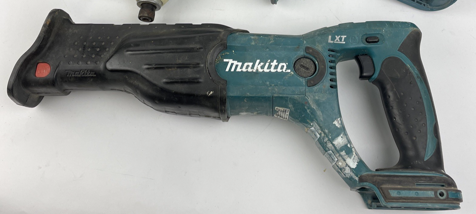 Makita 18V LXT Cordless 1/4” Impact Driver, Reciprocating Saw, 2 Lights, Charger