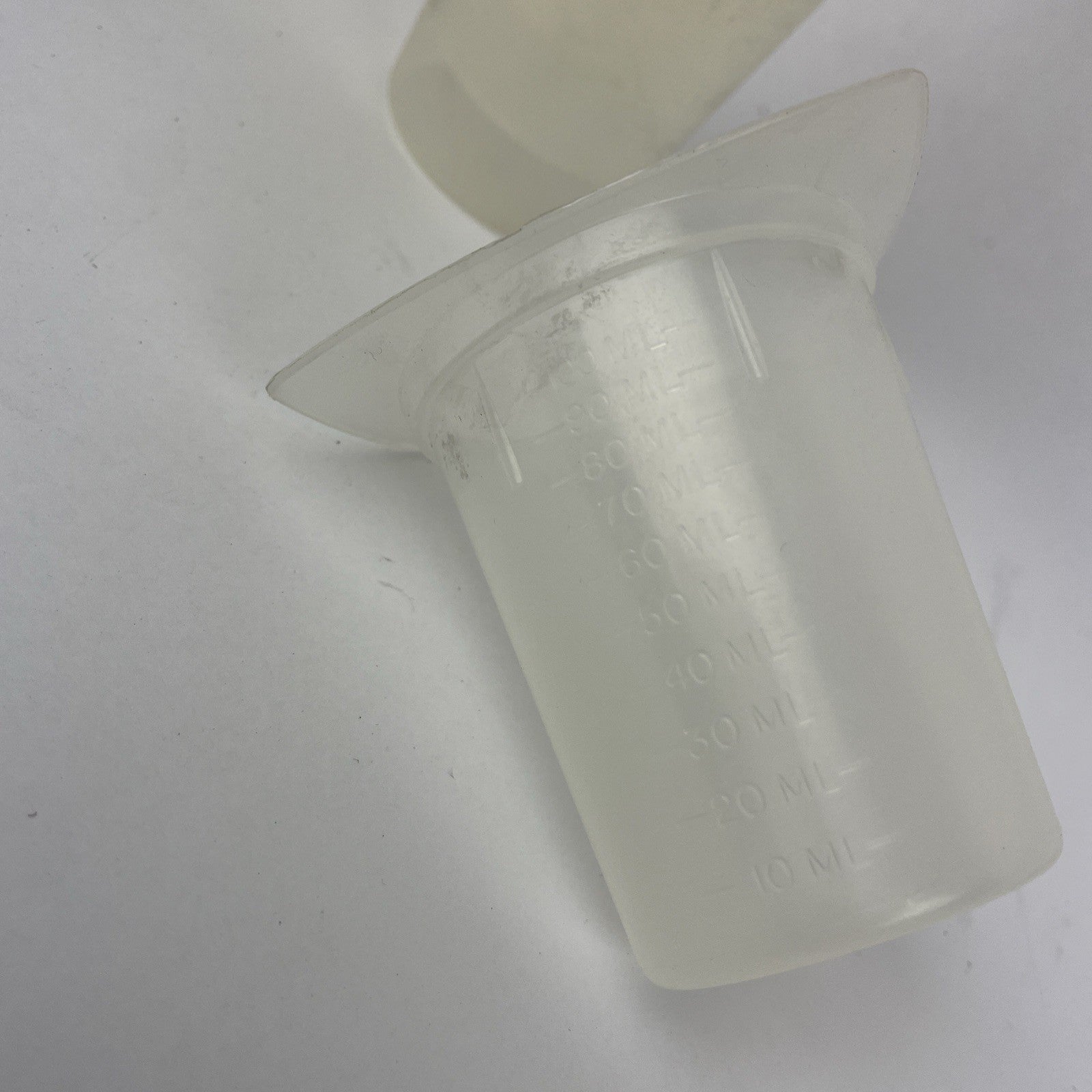 Small Parts Inc. Tri-Pour Polypropylene Beaker No Spill Pour Design 100ml x 22