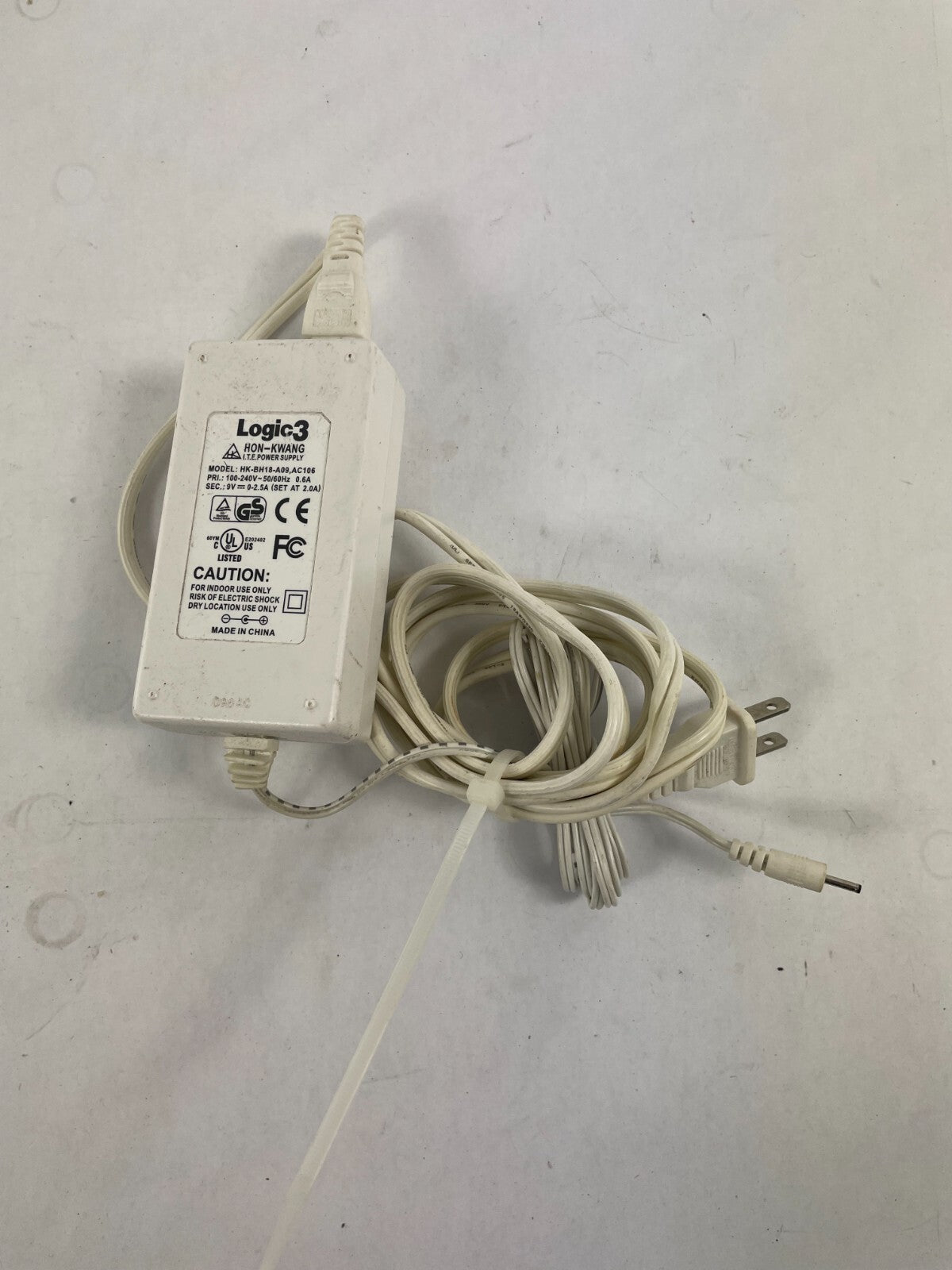 Geniune Logic3  HK-BH18-A09,AC 106 Output 9V 2.0A Power Supply Adapter B01