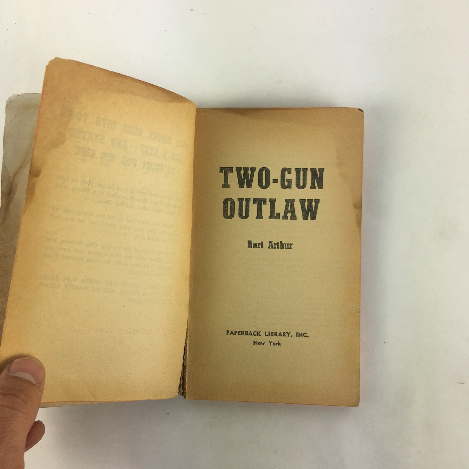 Burt Arthur Two-Gun Outlaw Dave Moore Plunged into an inferno of fighting men