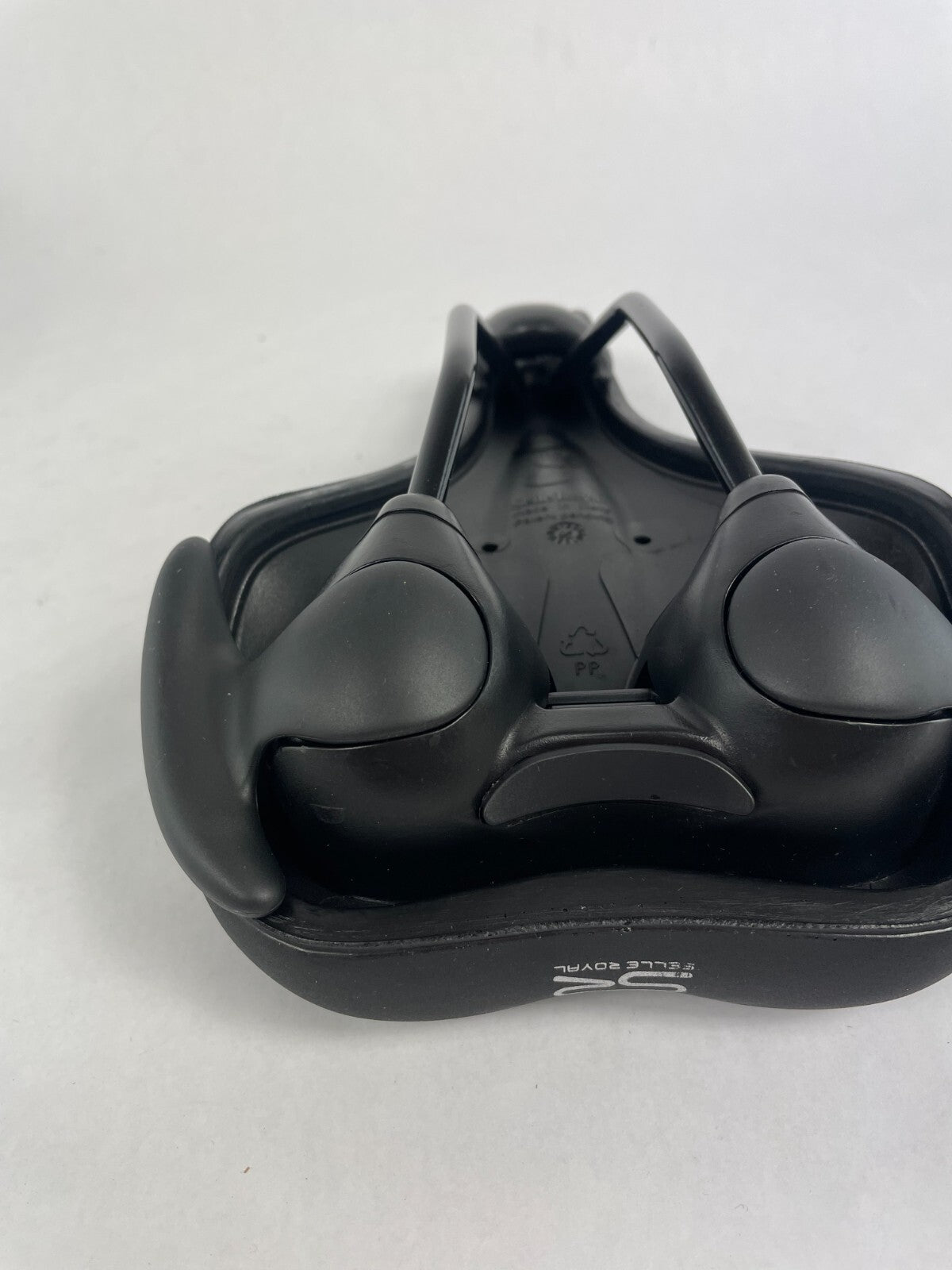 Selle Royal Explora Athletic comfortable black bicycle saddle for fitness and commuter cycling