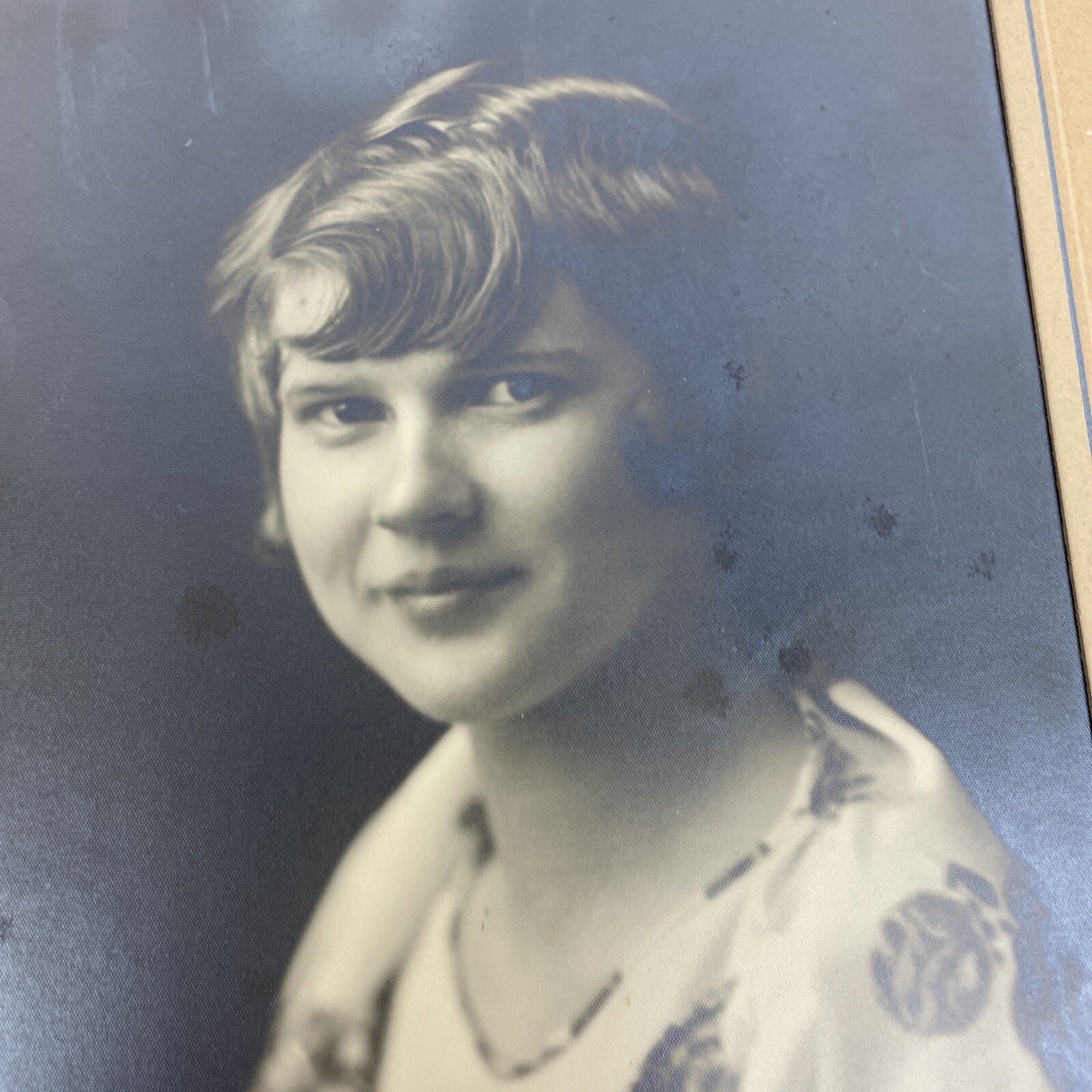 Antique Photo Pretty Young Girl Posing  1920s Period Clothing Kilgore Portraits