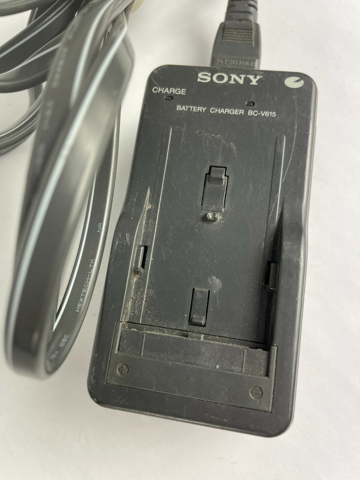 Genuine Sony BC-V615 BatteryCharger Output 8.4 V 0.60 A Power Supply Adapter A97