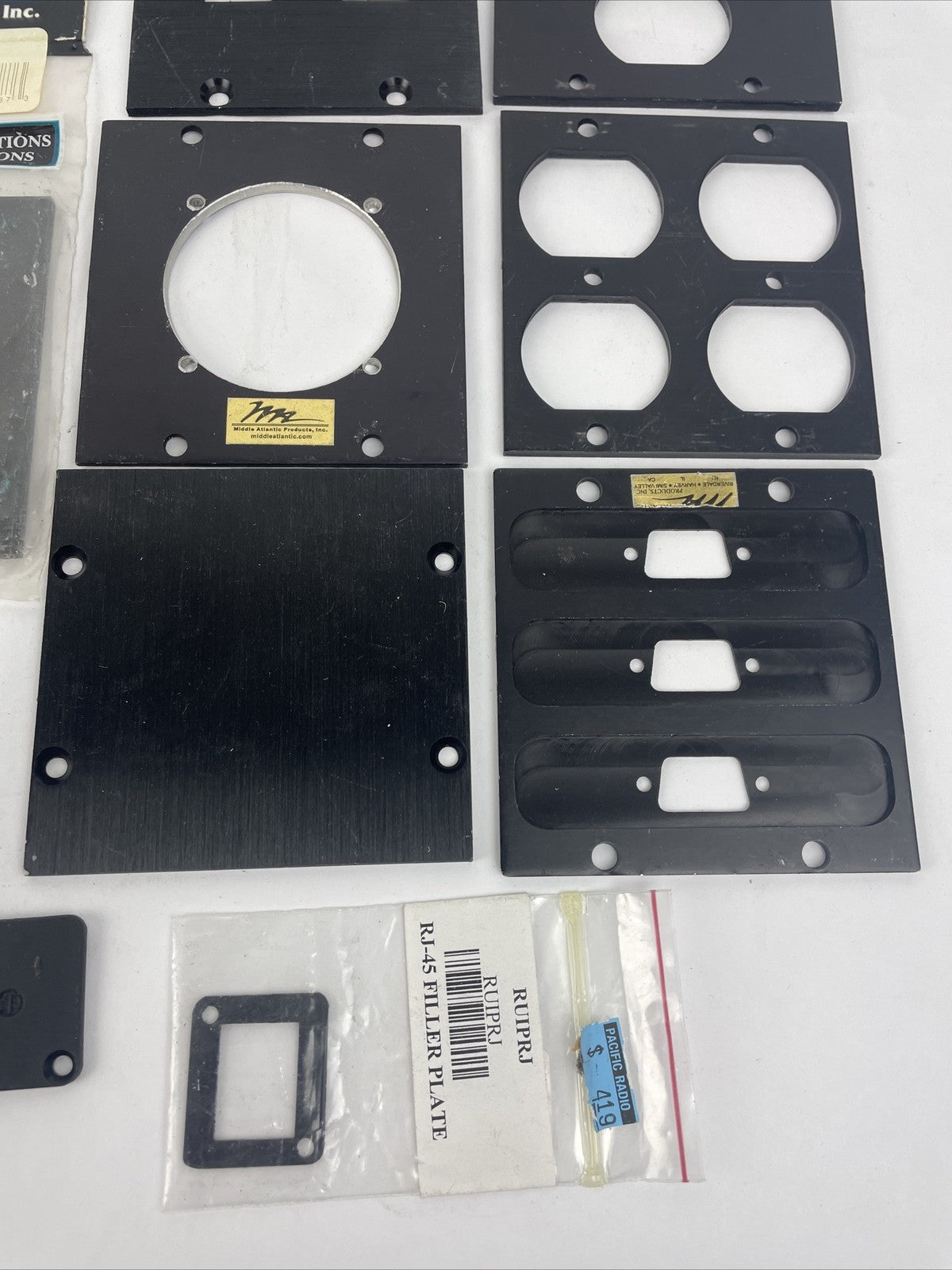 Middle Atlantic Products Inc Lot Of 29 Pieces Key4 Key6 UCPB1 UNIV4 UNIV6 RJ45 +