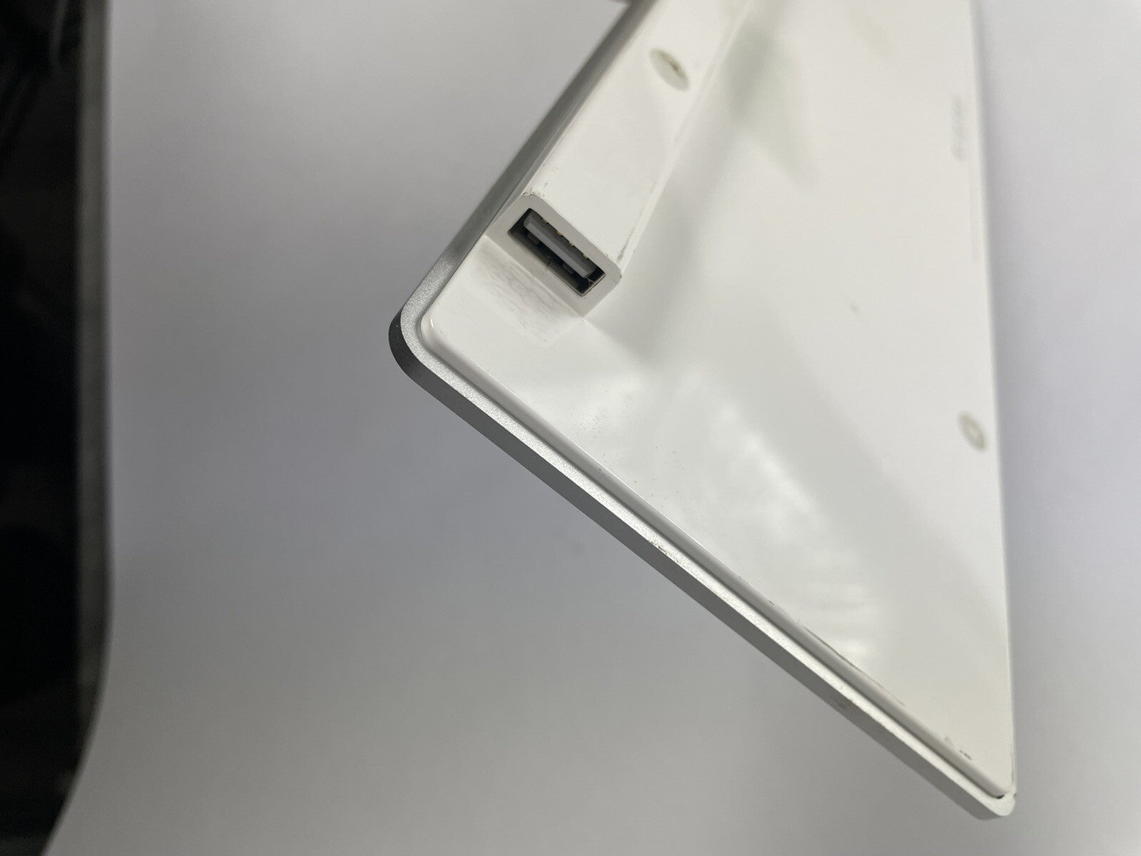Apple A1243 109-key USB Wired Ultra-Thin Aluminum Keyboard - Silver - MB110LL/A