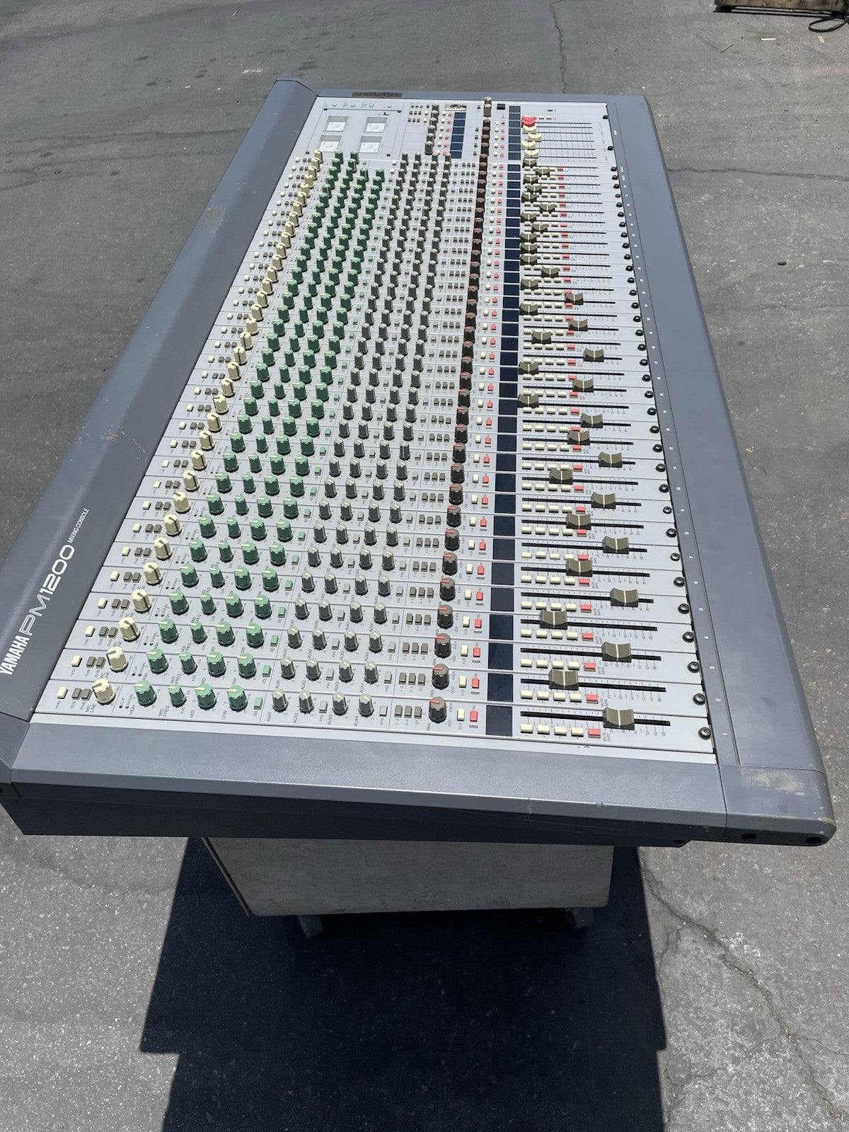 Yamaha PM1200 Professional Audio Mixing Console 32 channels with CASE