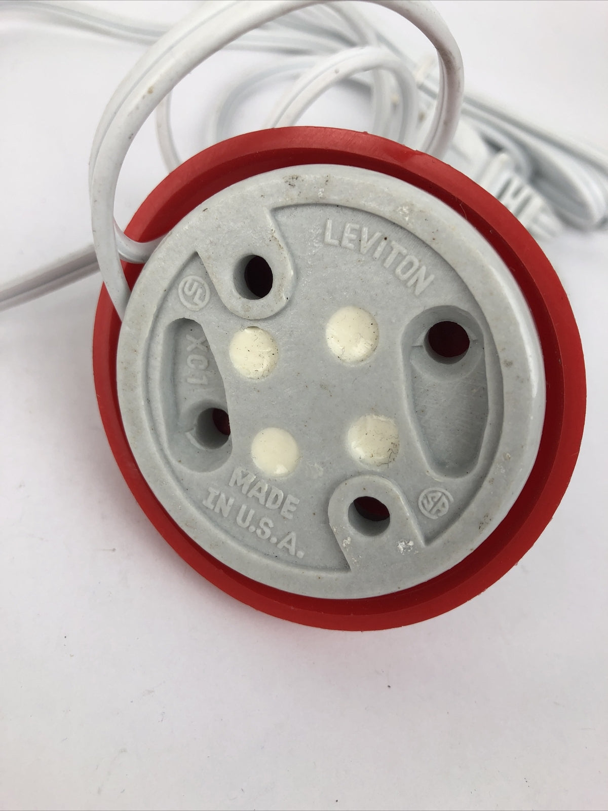 Porcelain LAMPHOLDER Ceramic WHITE Bulb Fixture Two Piece LEVITON XCI w CAPLUG