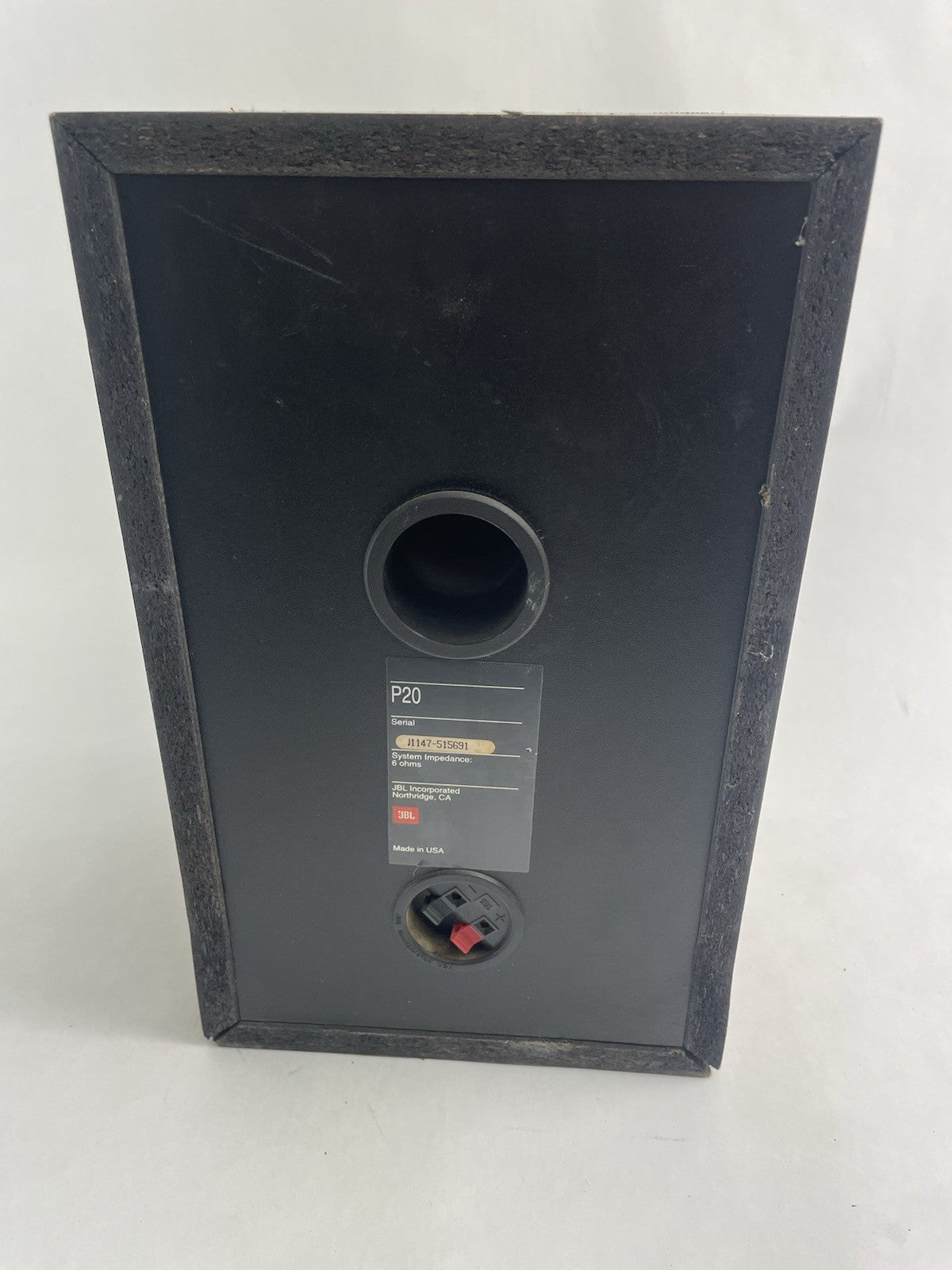 1 x JBL P20 bookshelf speaker wood grain black front sounds great