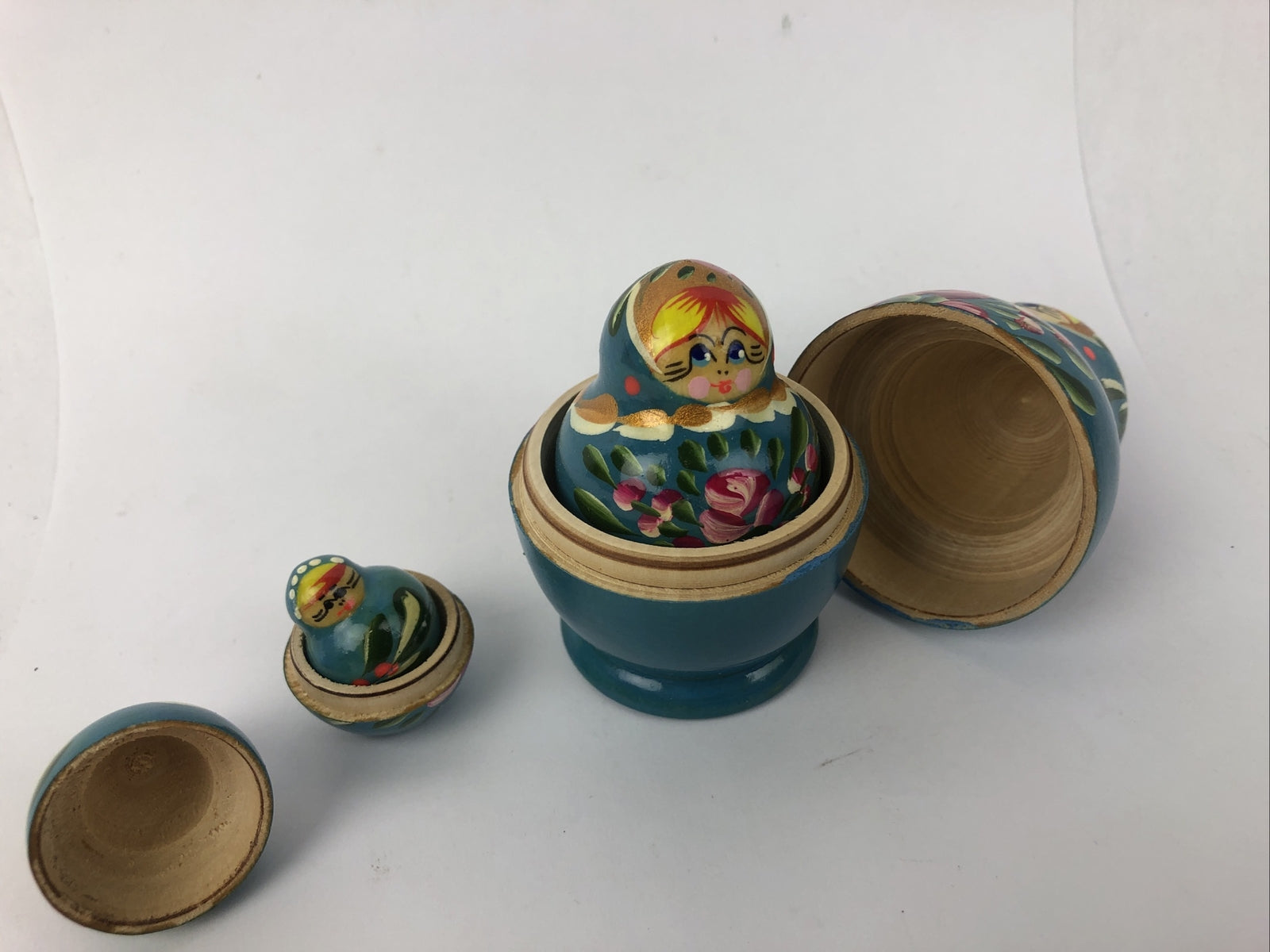 Vintage Beautiful Wood Nesting Dolls - SET OF 5  HAND PAINTED 3.5" DOWN TO MINI