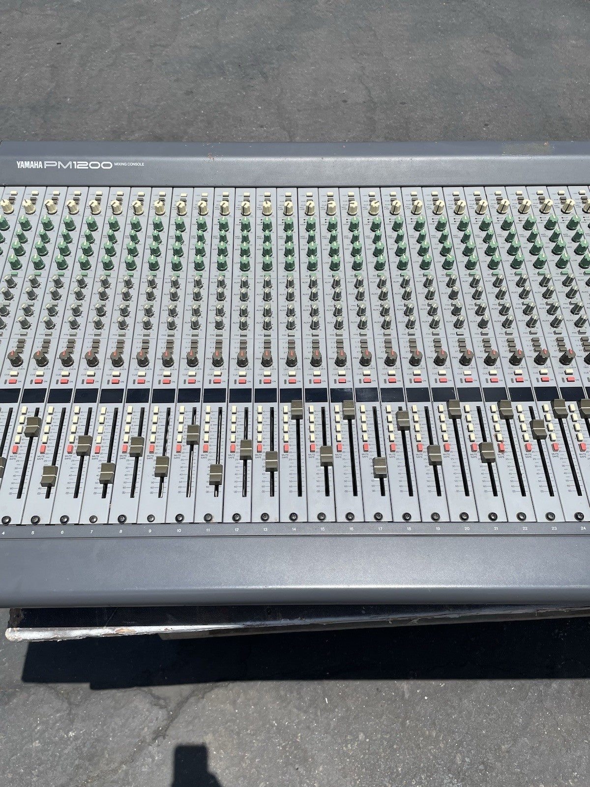Yamaha PM1200 Professional Audio Mixing Console 32 channels with CASE