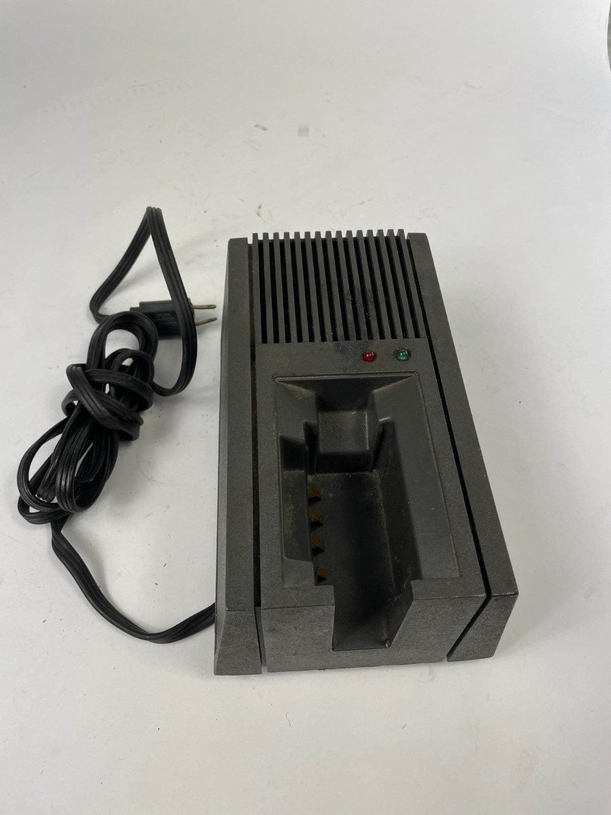 Motorola NLN8858 Battery Charger 10.6V DC, 1600 MA