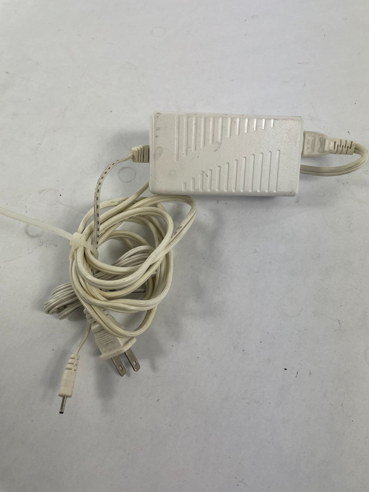 Geniune Logic3  HK-BH18-A09,AC 106 Output 9V 2.0A Power Supply Adapter B01