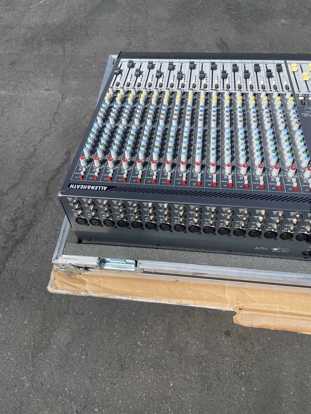 ALLEN & HEATH GL2400-32 Professional Dual Function Audio Mixer In Road case