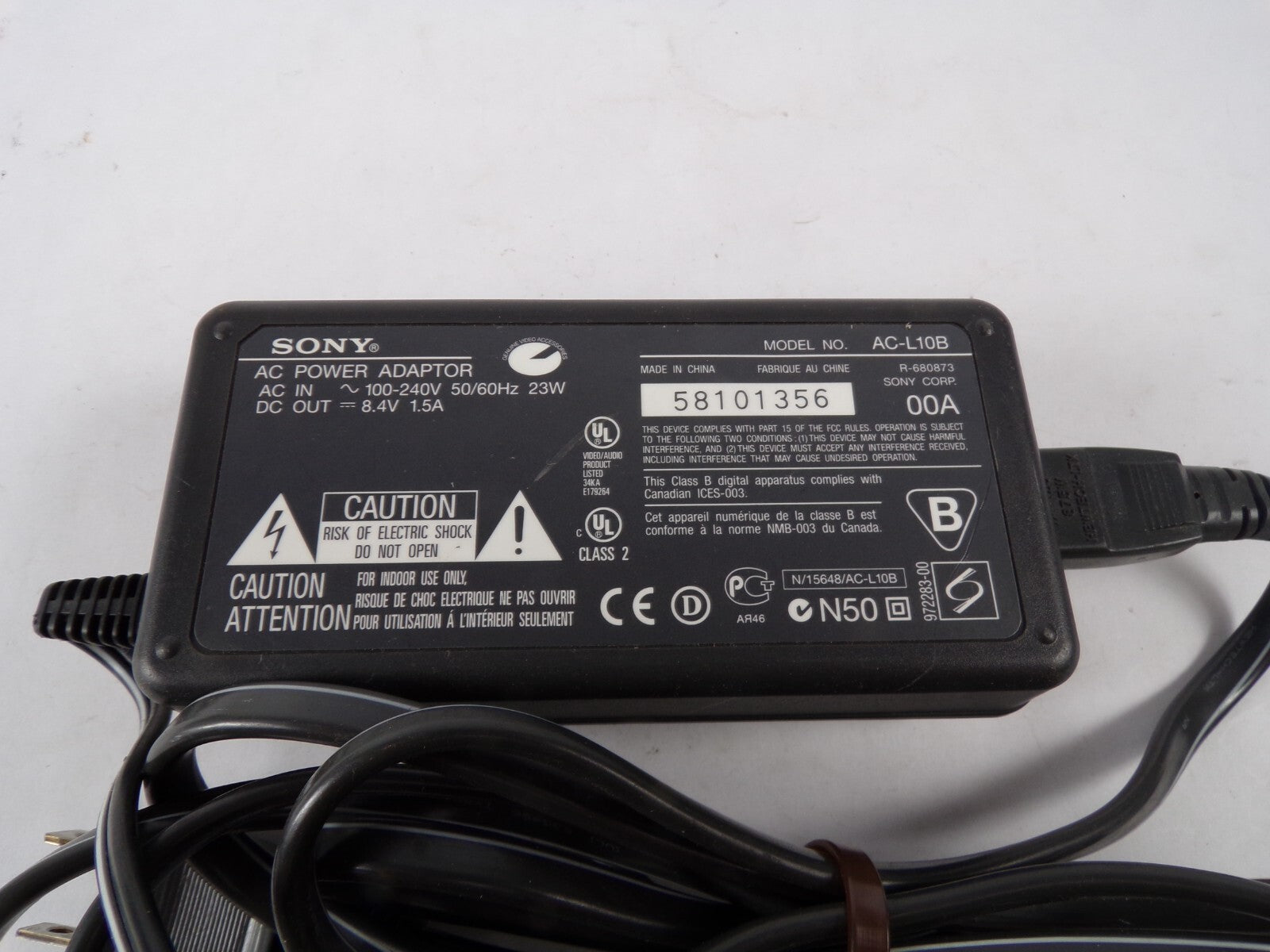 Geniue Sony AC-L10B Class 2 Output 8.4 V 1.5 A Power Supply Adapter A85