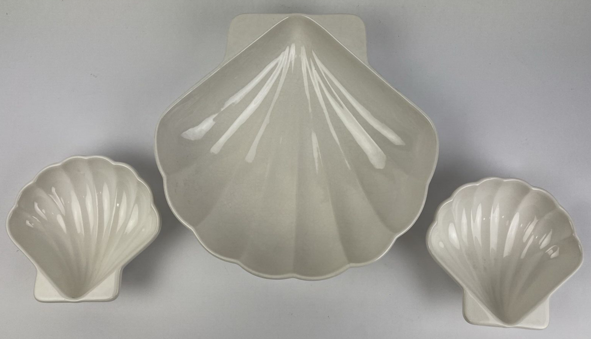 Pfaltzgraff Yorktowne #243 Large SHELL SERVER Food Bowl w 2 x #242 Shell Bowls