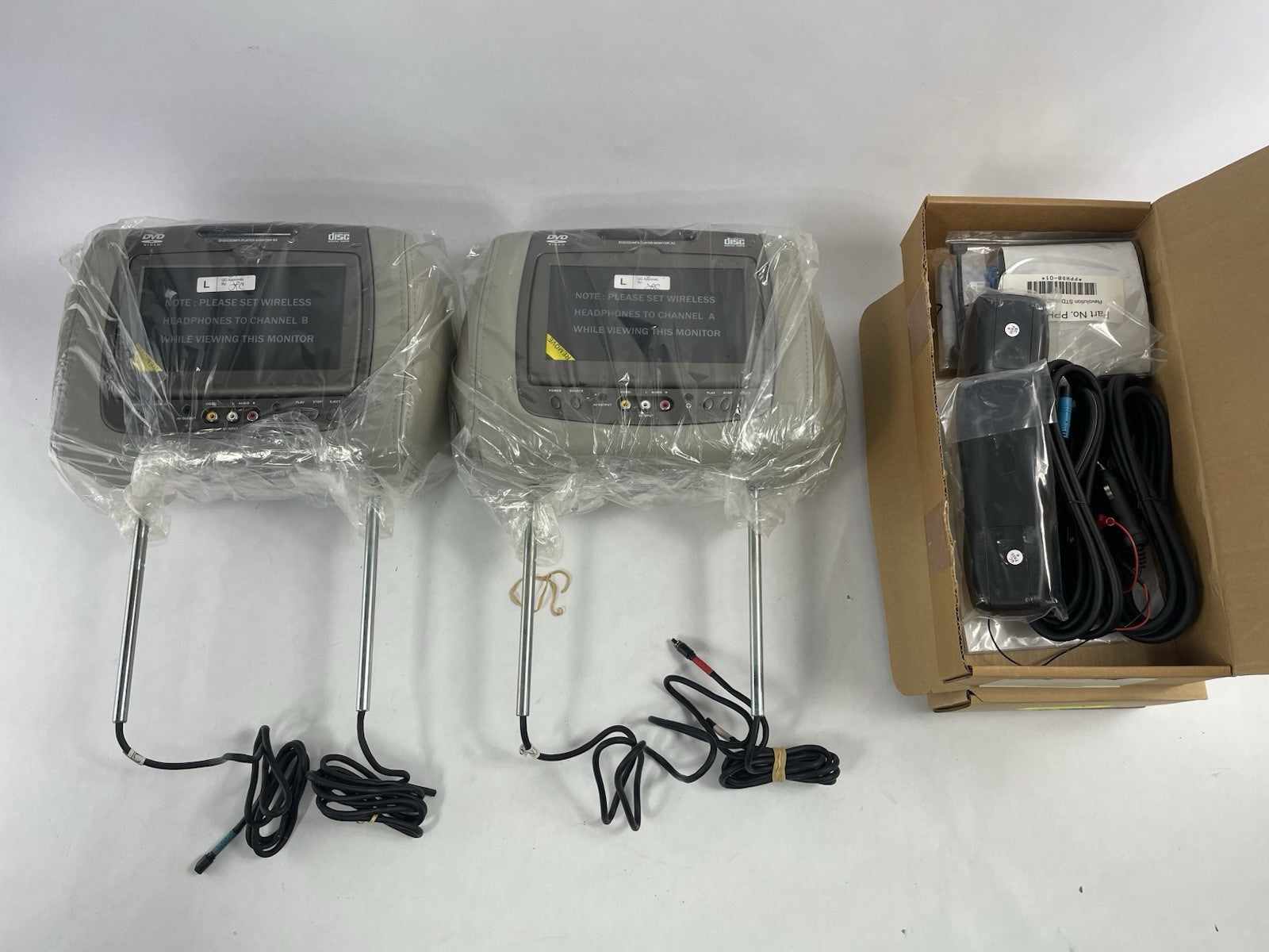 2010 Lincoln Navigator Headrest DVD Monitor Set Gray Leather