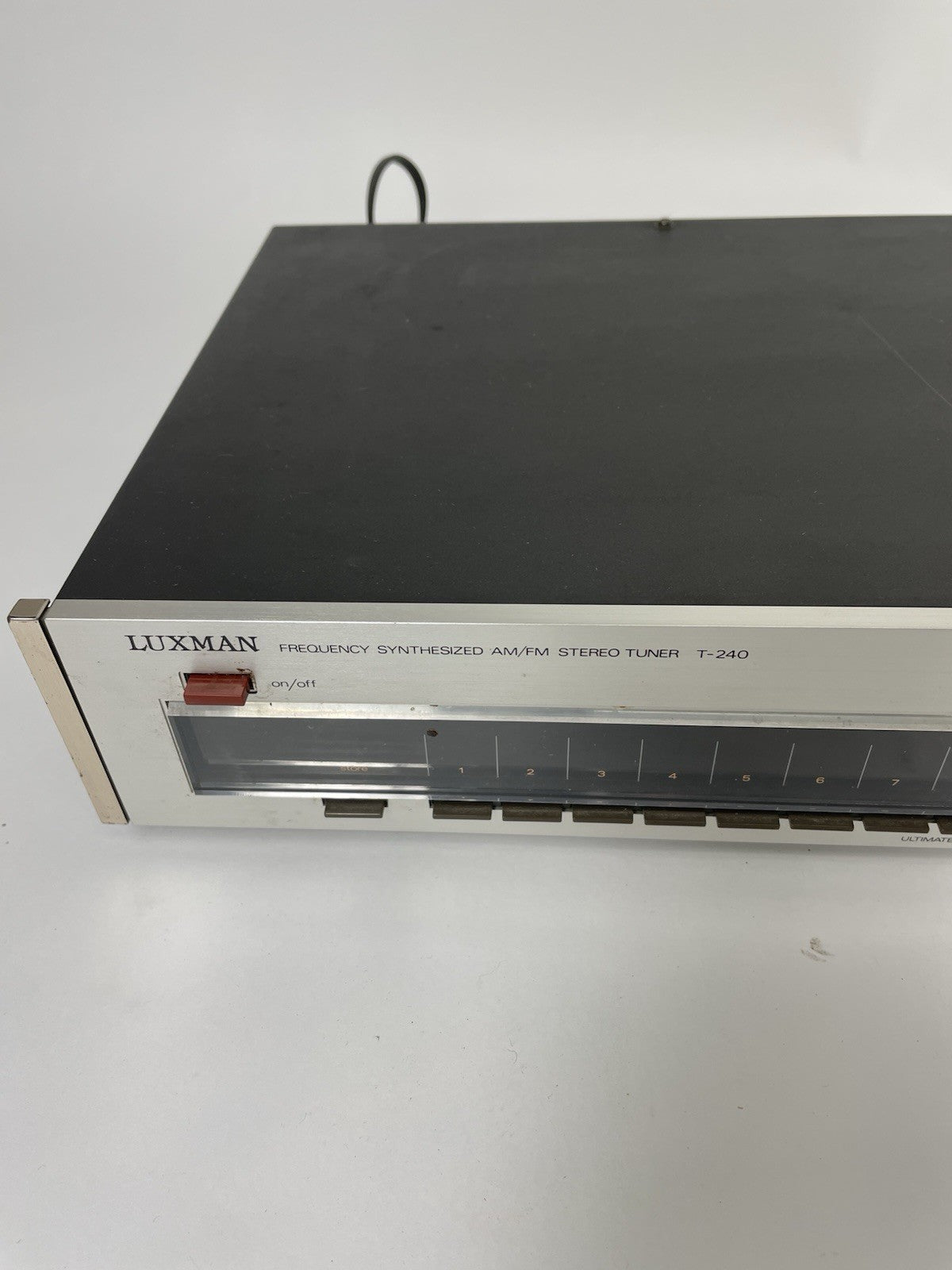 Luxman T-240   Frequency Synthesized AM-FM Stereo Tuner 