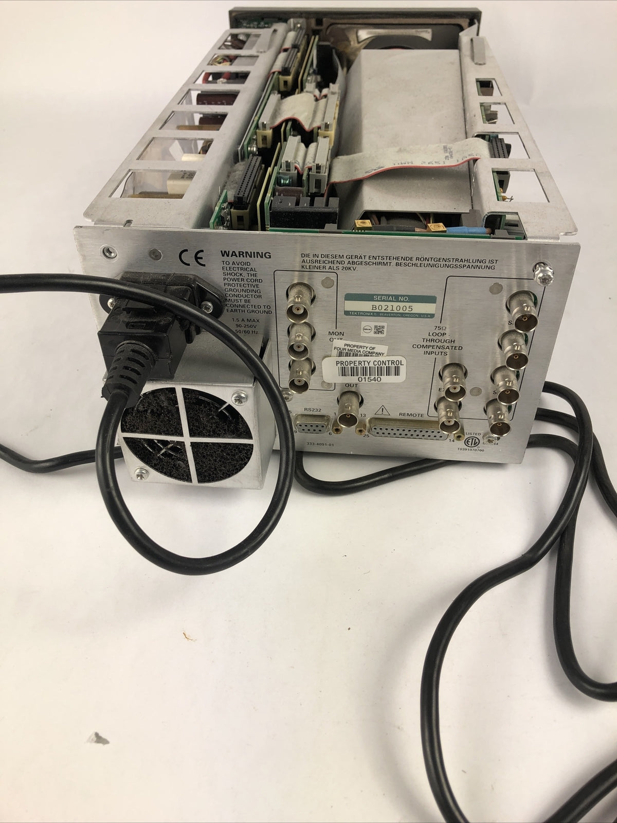 Tektronix WFM 601i - Powers on  For Parts or Repair - LOOK