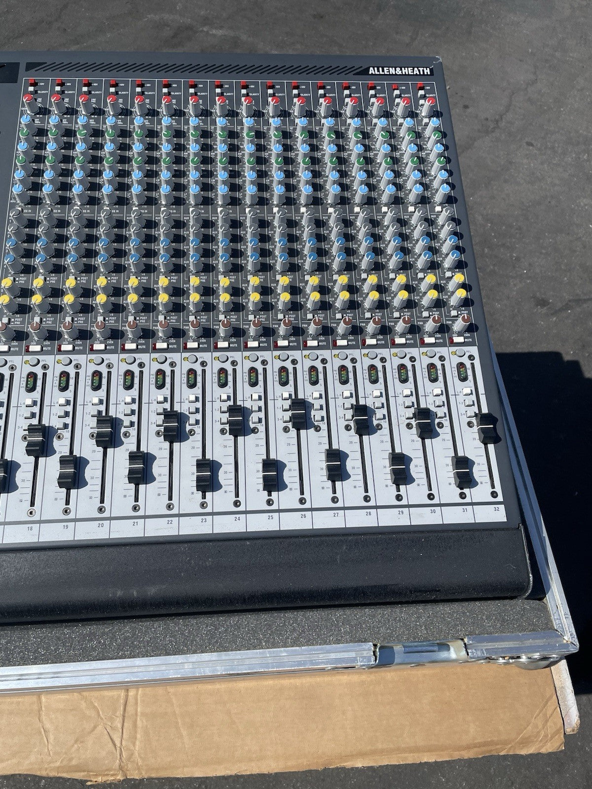 ALLEN & HEATH GL2400-32 Professional Dual Function Audio Mixer In Road case